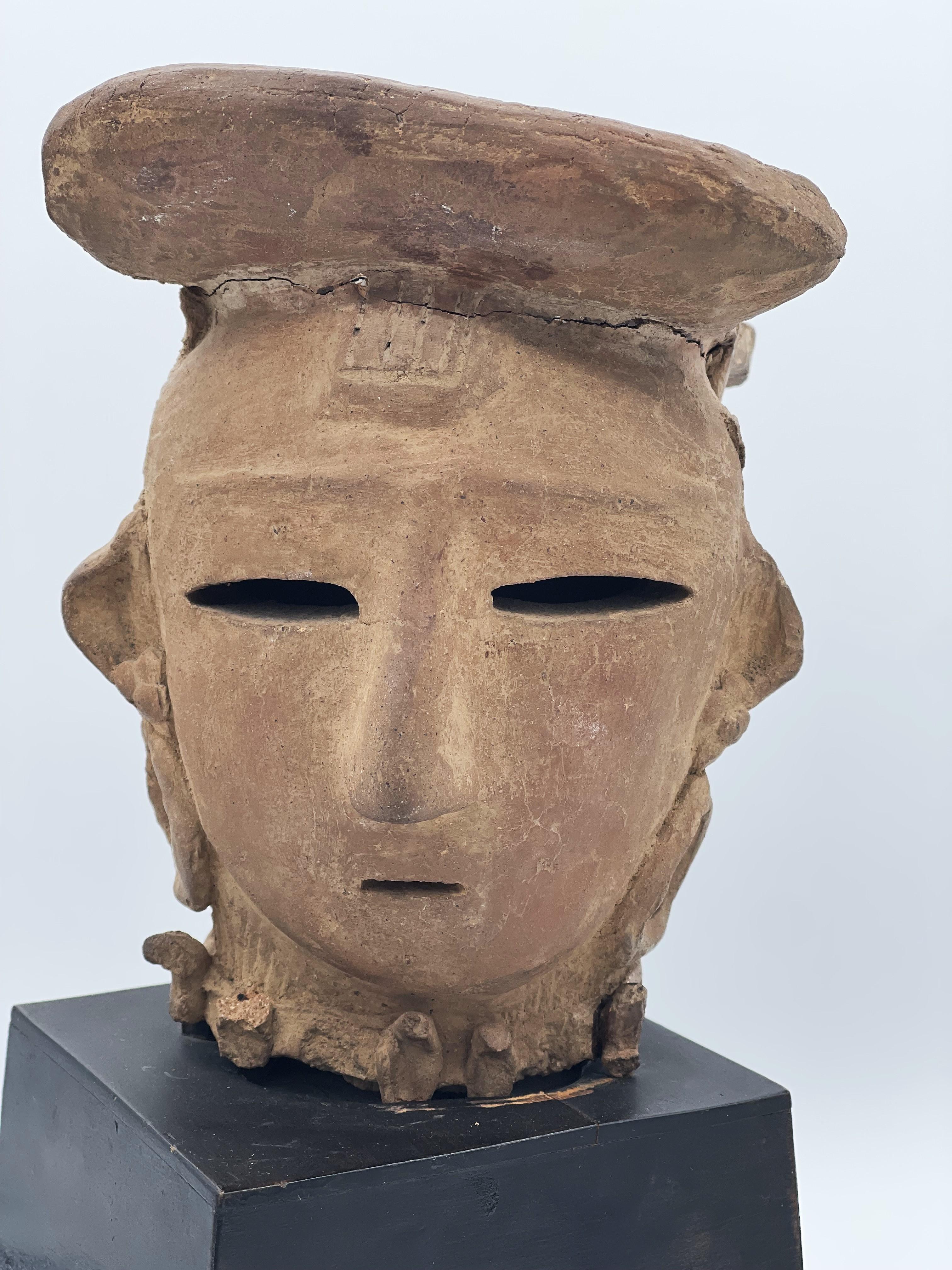 Haniwa giapponese in terracotta non smaltata del periodo Tumulus raffigurante una testa di donna, III/IV sec. In condizioni buone in vendita a New York, NY