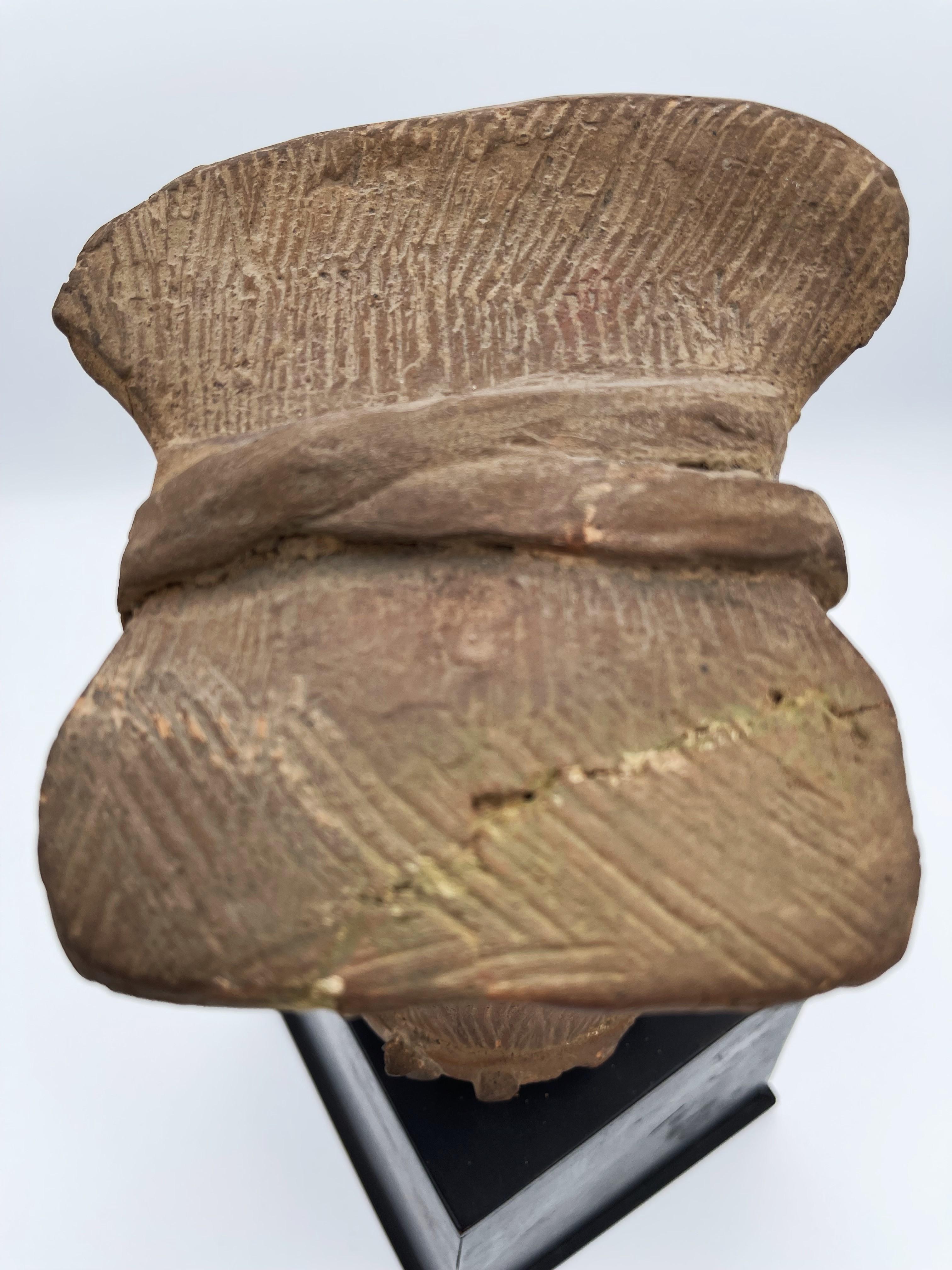 Fino al XVIII secolo Haniwa giapponese in terracotta non smaltata del periodo Tumulus raffigurante una testa di donna, III/IV sec. in vendita