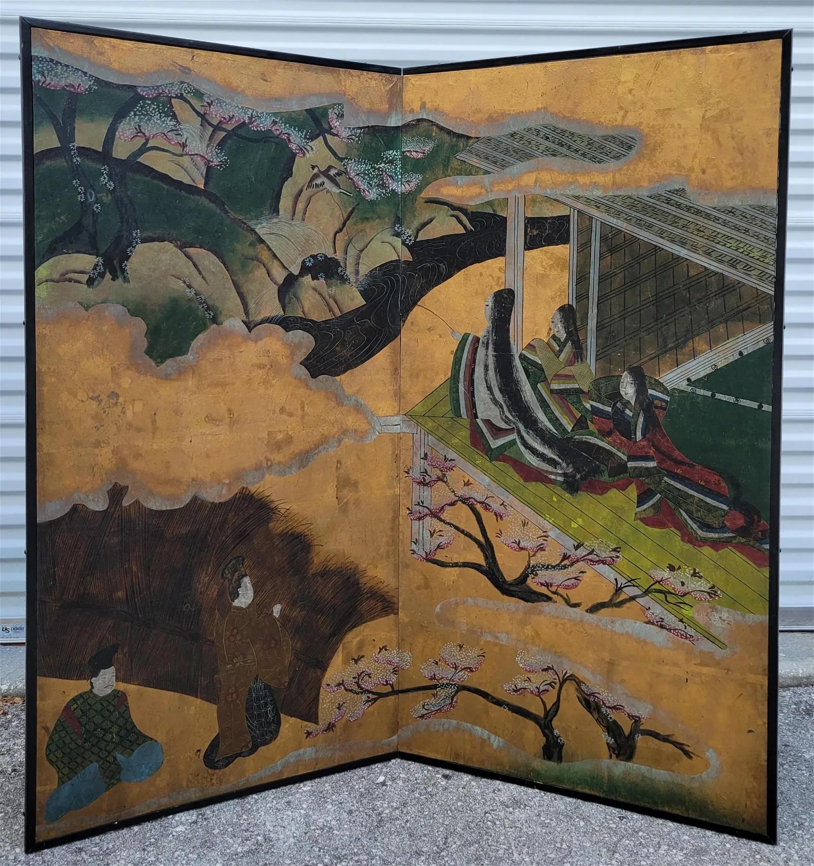 Schermo giapponese a due pannelli  Scuola di Kanō, raffigurante  una scena del Racconto di Genji,  con varie nobildonne e gentiluomini in un paesaggio di ciliegi in fiore - inchiostro, colori e foglia d'oro su carta. Periodo Meiji

dimensioni: 52x53