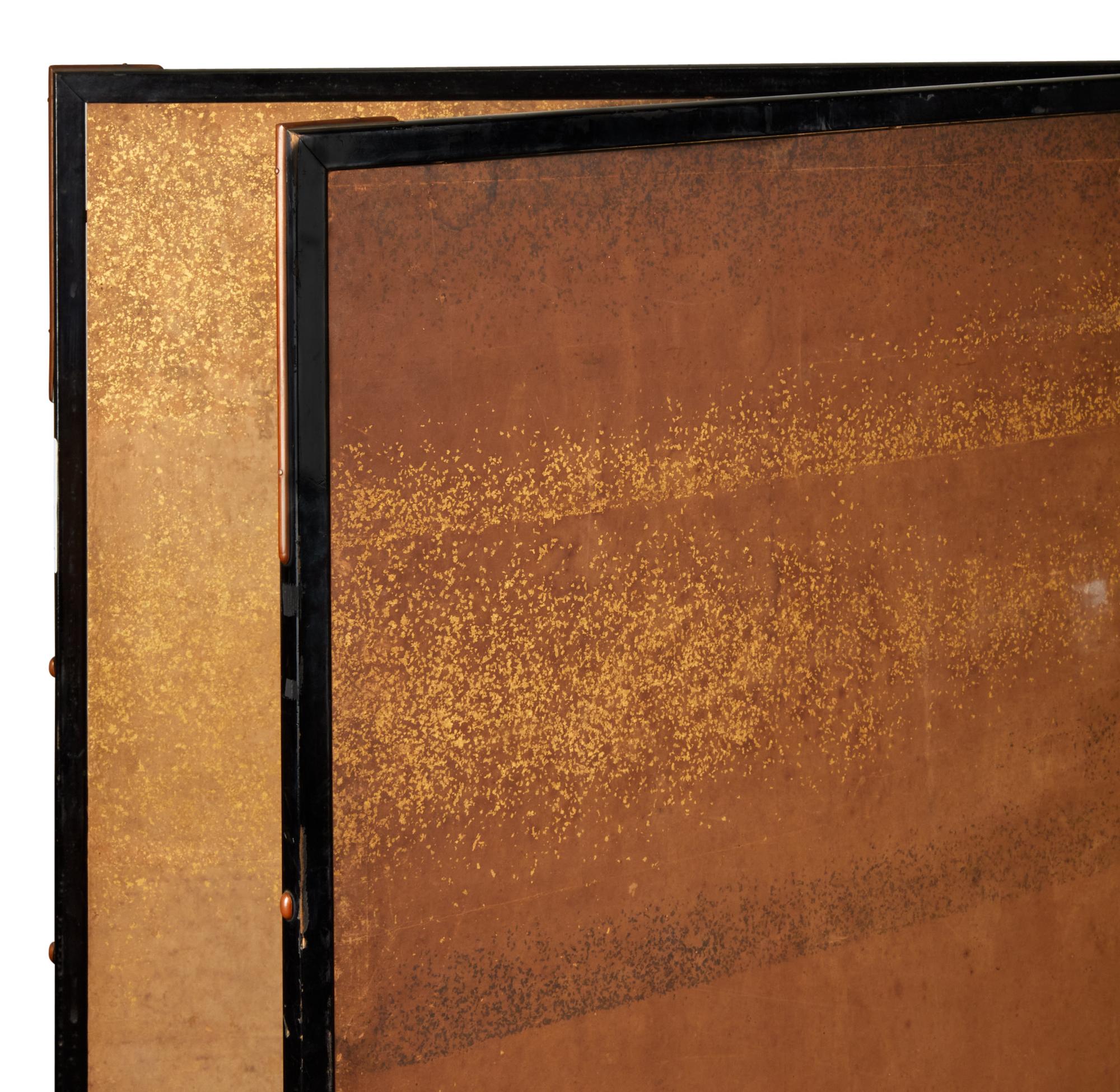 Laque Paravent japonais à deux panneaux : Volaille amoureuse dans un paysage de jardin escarpé en vente