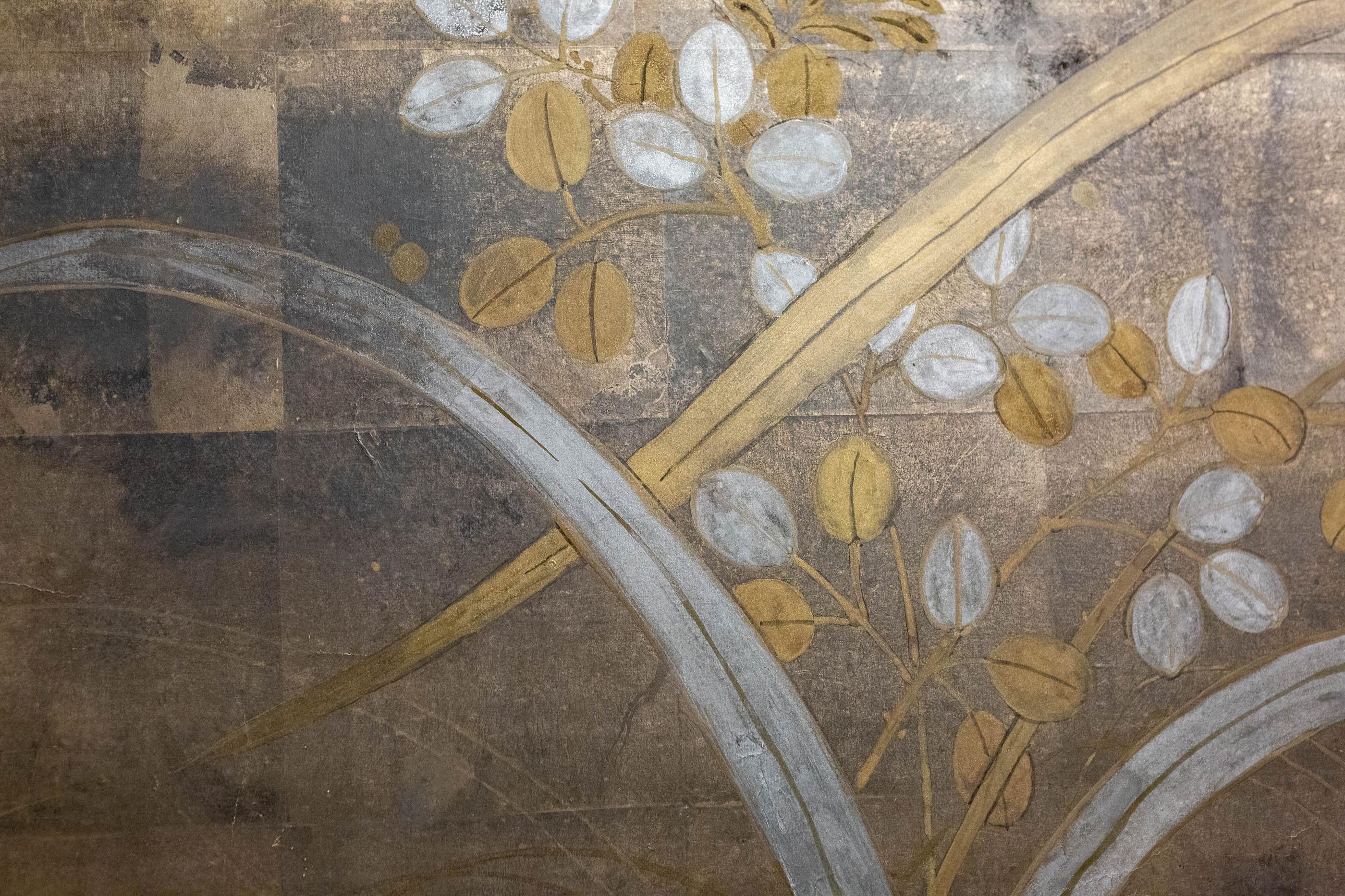 Mineralpigmentmalerei auf Maulbeerpapier mit Seidenbrokatbordüre.