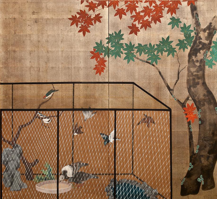 Biombo japonés de dos paneles: Pajarera a la sombra de un arce, pintura del periodo Showa (1926 - 1989) de un recinto exterior para pájaros bajo un arce. Pintado con pigmentos minerales sobre papel de morera con cenefa de brocado de seda.