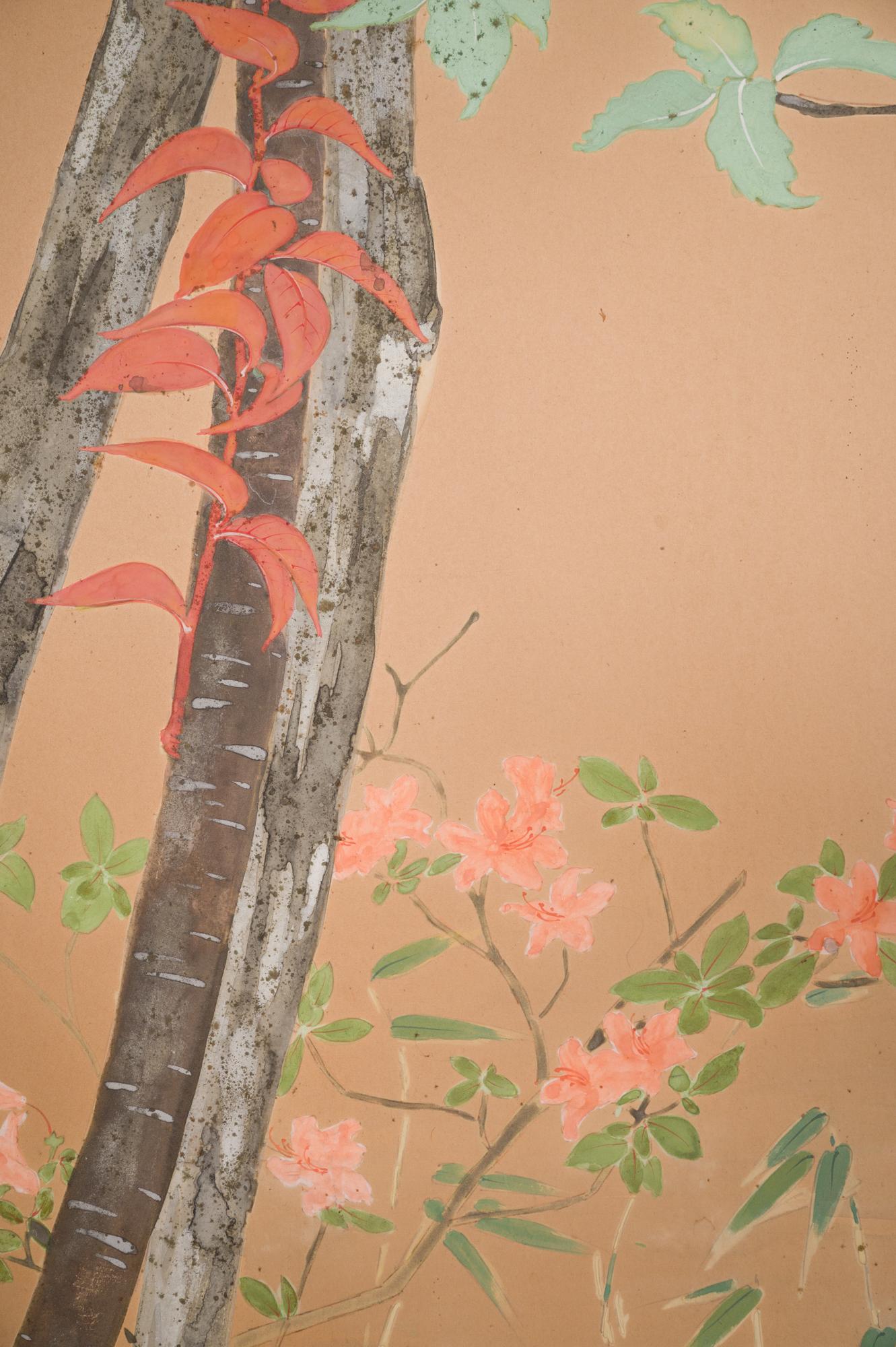 Japonais Paravent japonais à deux panneaux magnifiquement coloré, boisé et à motifs floraux en vente