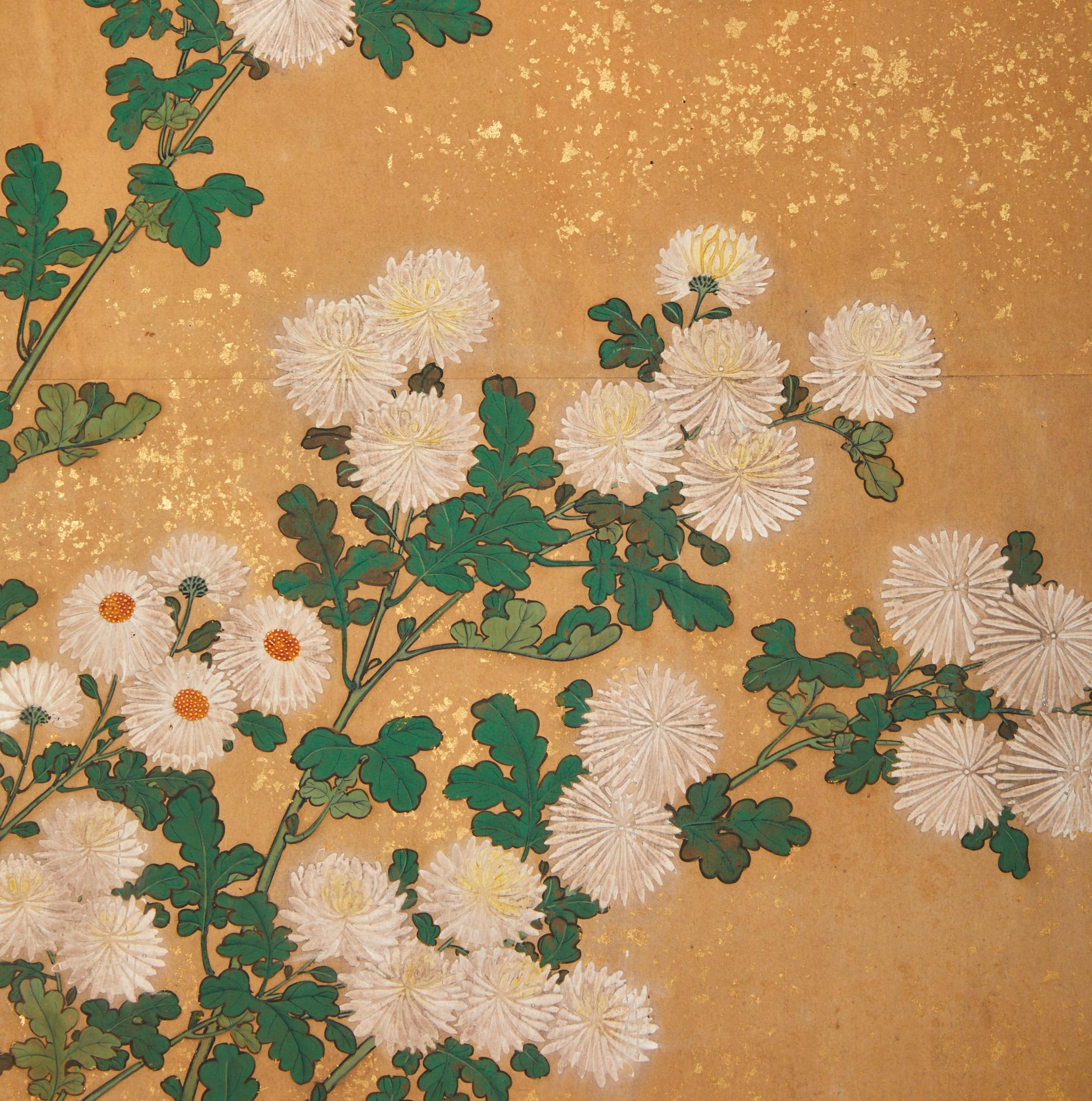 Japonais Paravent japonais à deux panneaux : Chrysanthèmes sur une clôture de branchages en vente