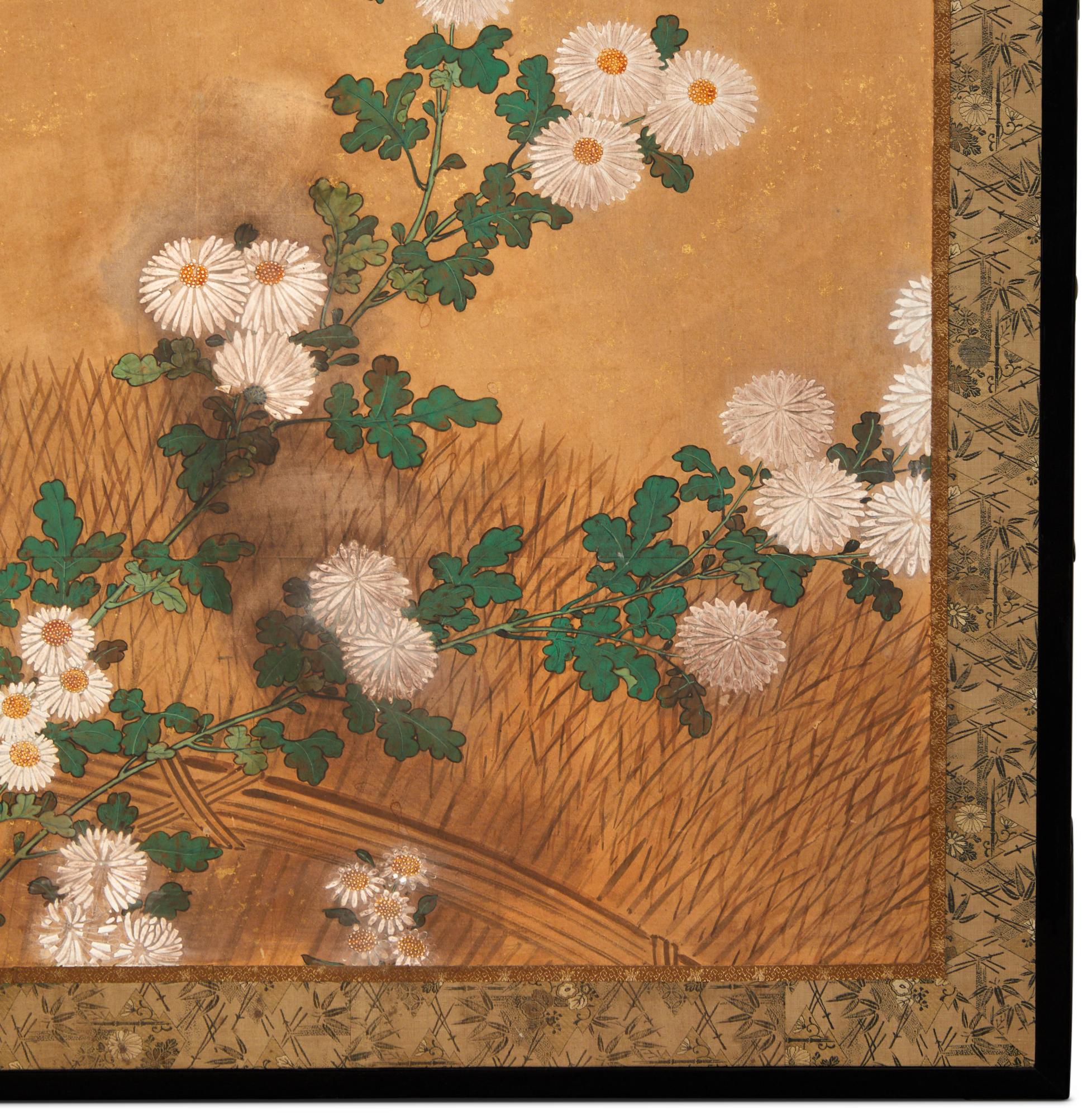 Paravent japonais à deux panneaux : Chrysanthèmes sur une clôture de branchages en vente 1