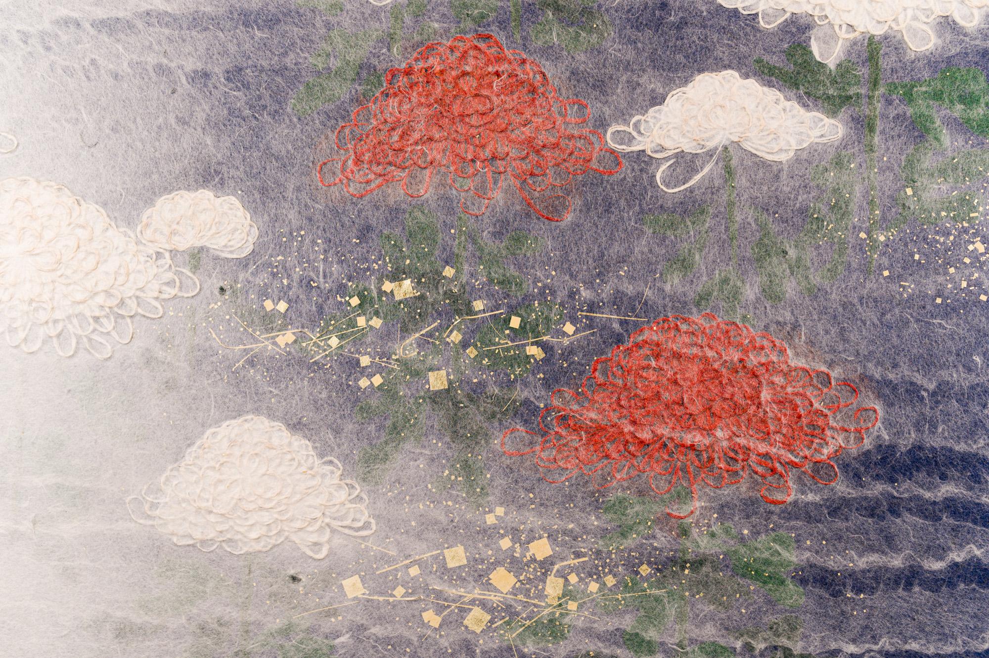 Japanische Chrysanthemen-Raumteiler mit zwei Tafeln und Mist Obara-Kunstschirm (Showa) im Angebot