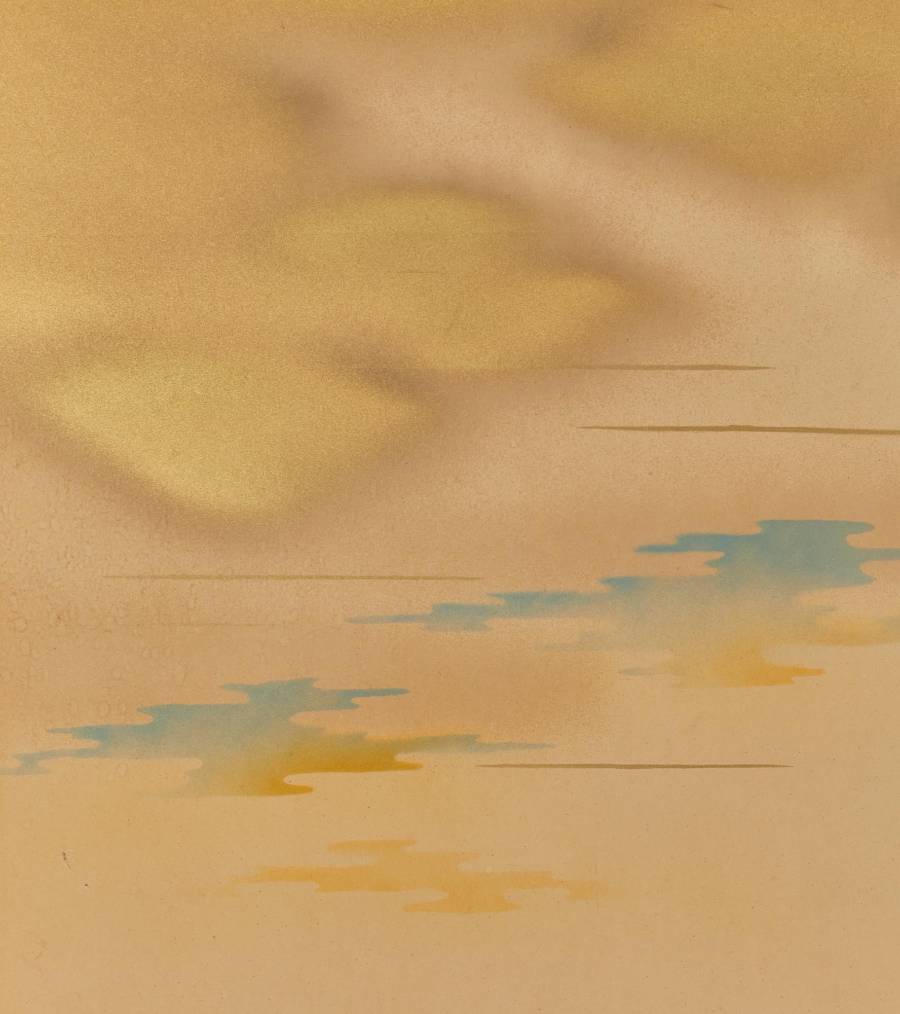 Wolkenformation in Gold mit blauem Himmel in Mineralpigmenten auf Maulbeerpapier mit schwarzem Lackrand.  