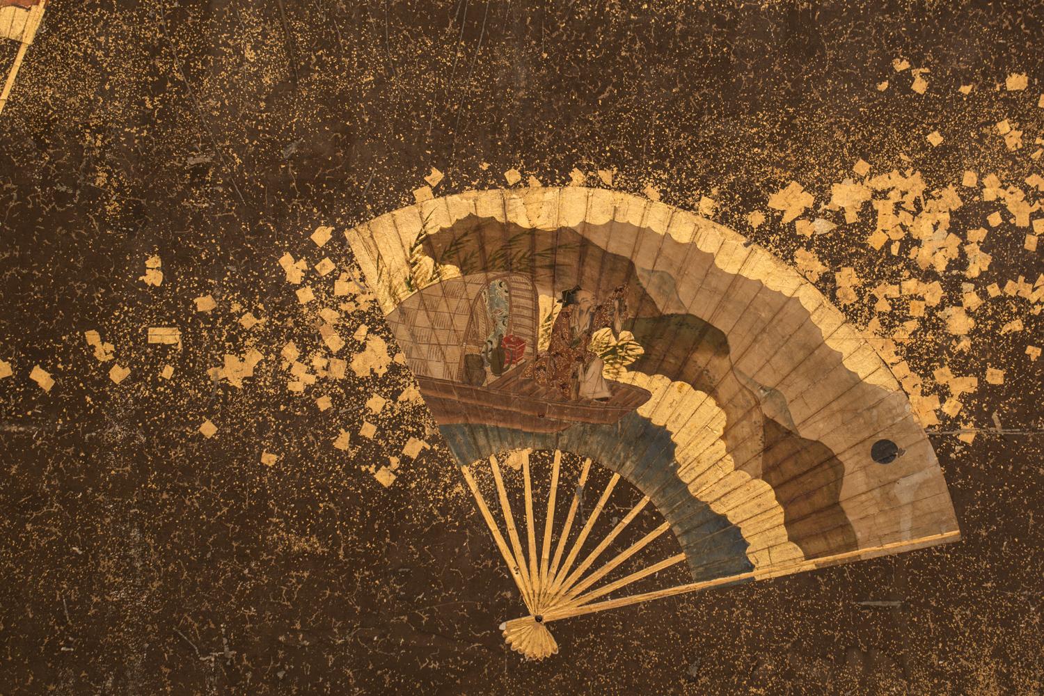 japanischer Zwei-Panel-Bildschirm des 18. Jahrhunderts Sammlung von Fächern auf Gold im Angebot 3