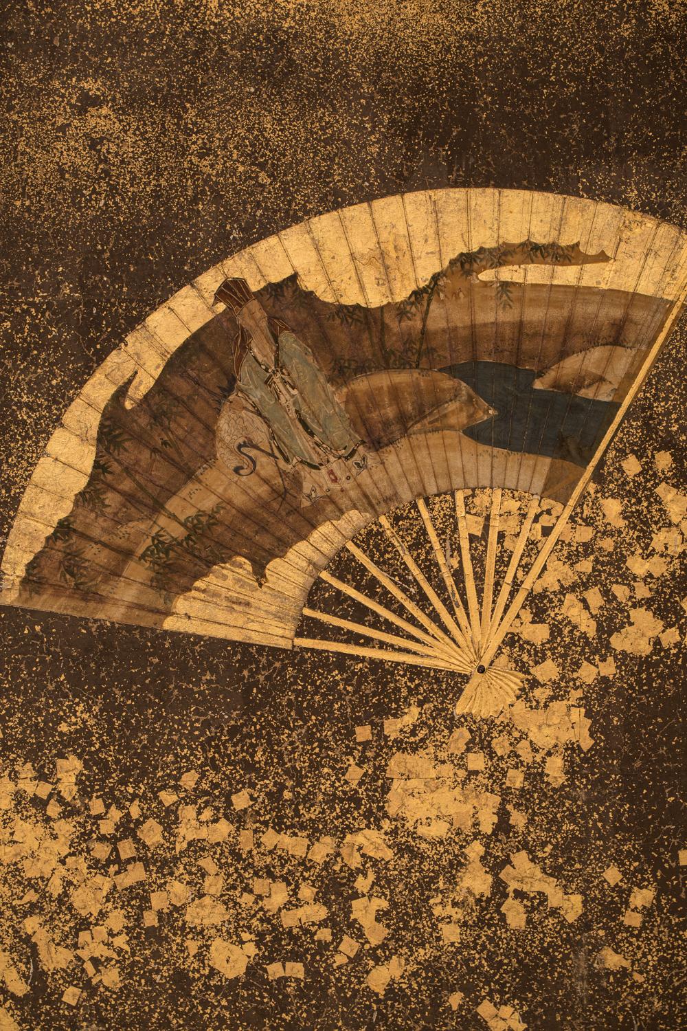 japanischer Zwei-Panel-Bildschirm des 18. Jahrhunderts Sammlung von Fächern auf Gold (18. Jahrhundert und früher) im Angebot