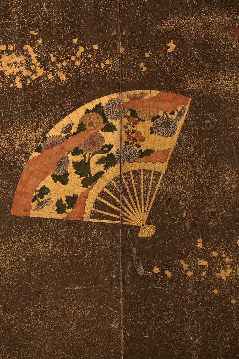 japanischer Zwei-Panel-Bildschirm des 18. Jahrhunderts Sammlung von Fächern auf Gold (Seide) im Angebot