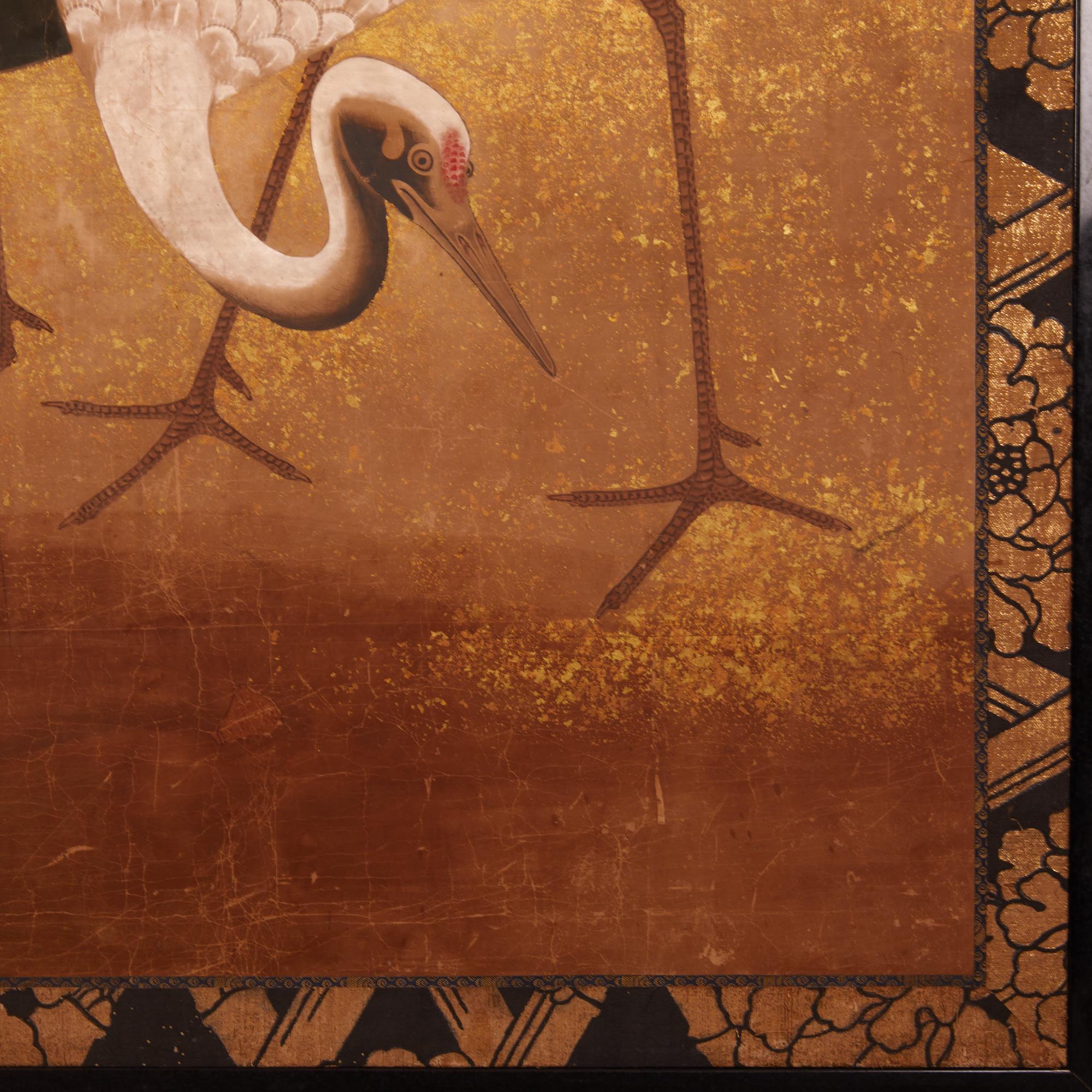 Frühe Kano-Schule Malerei von Pinien mit Blick auf zwei schön gemalte Kraniche und florale Design in einer natürlichen Umgebung am Wasser. Mineralische Pigmente, Goldstaub und Blattgold auf Maulbeerpapier. Mit einer goldbestickten