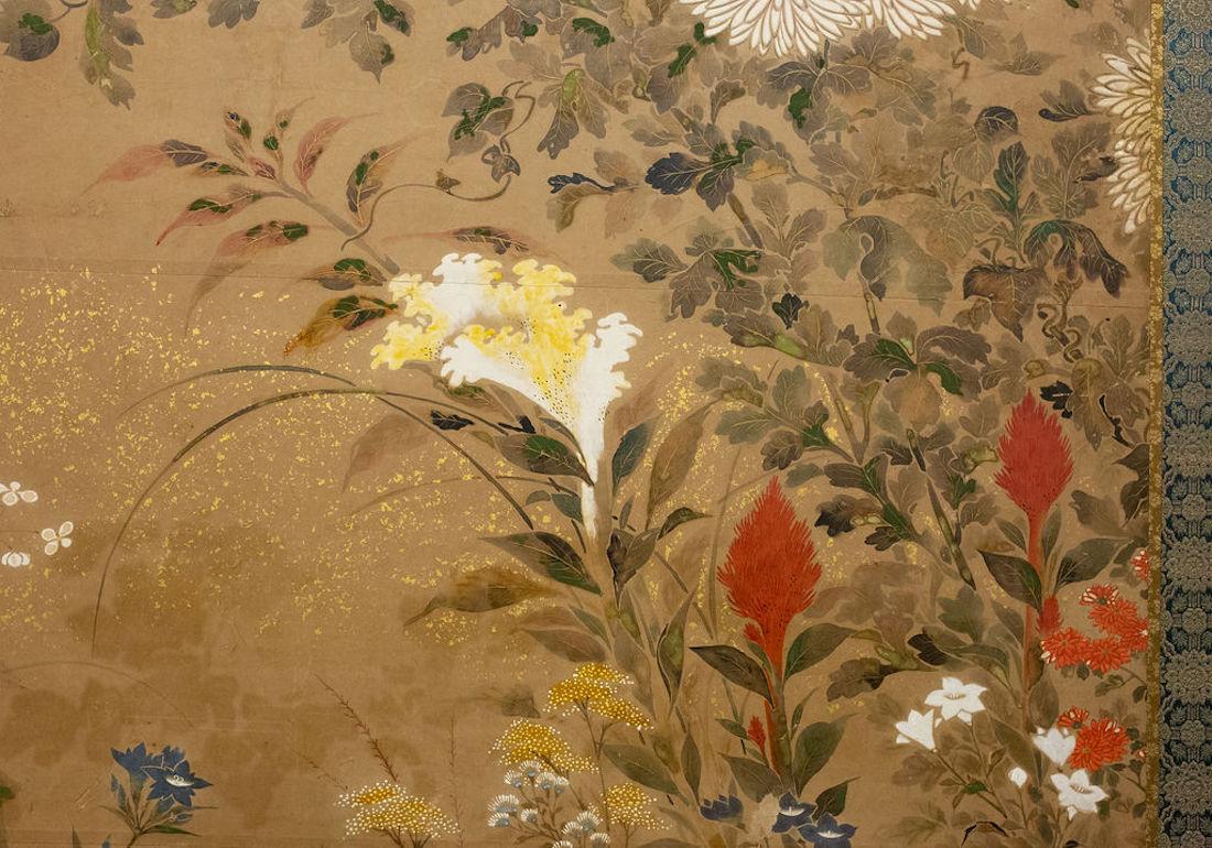 Peinture de l'école Rimpa représentant des chrysanthèmes en cascade ainsi que des coqs de bruyère, des fleurs sauvages d'été et une liane grimpante. Belle exécution, peinture fine aux pigments minéraux sur papier mûre avec de la poussière d'or et