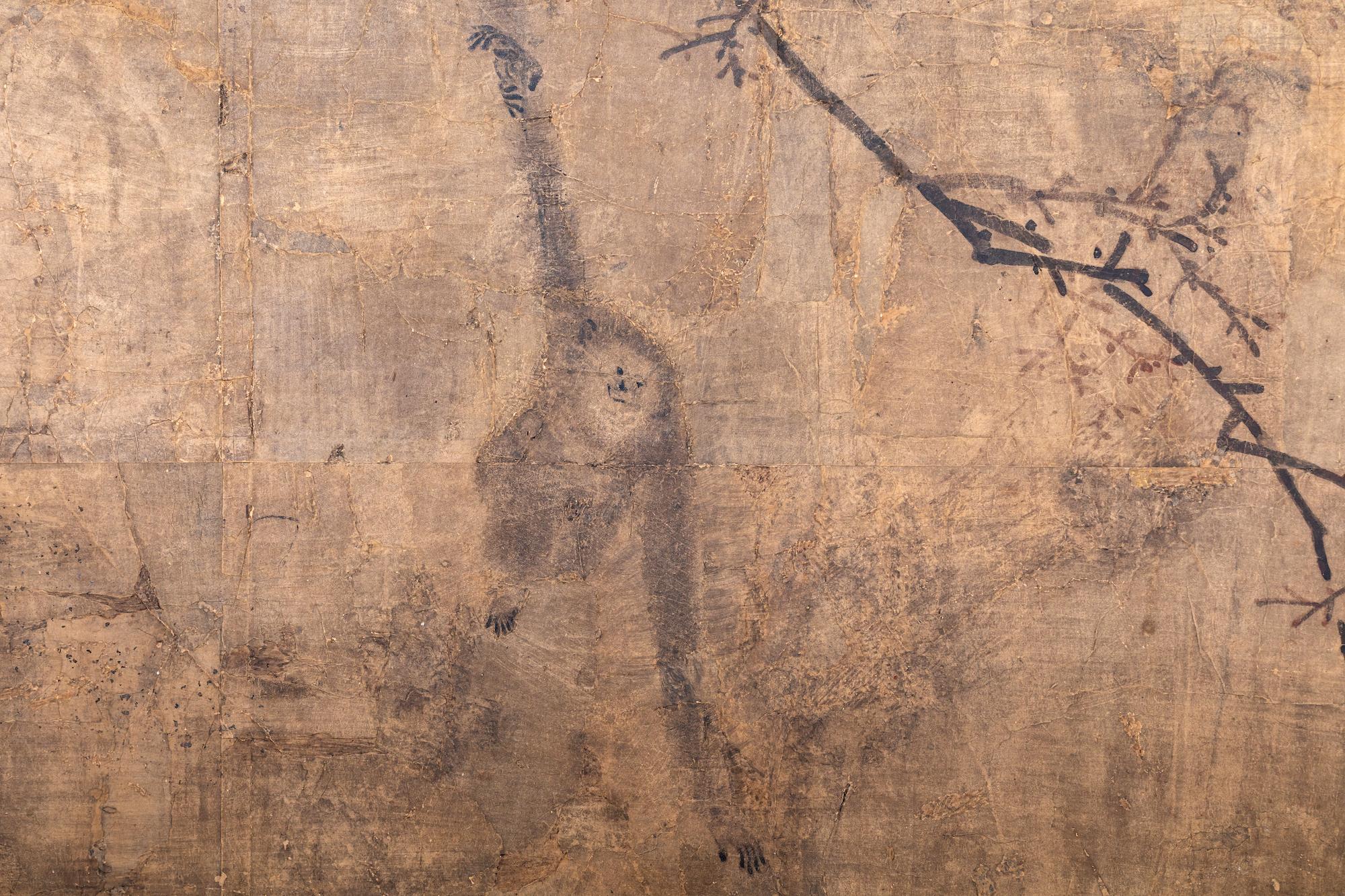 Tuschemalerei auf Maulbeerbaumpapier mit Gibbons in einem Baum mit Goldflecken am Himmel. 