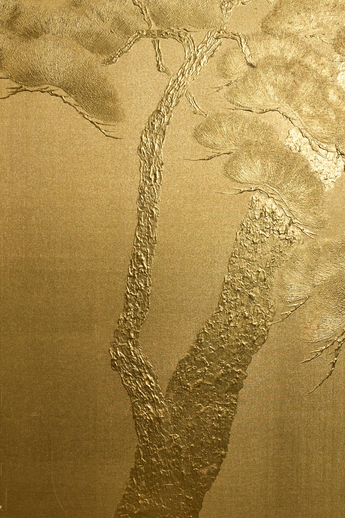 Luxueux pin doré avec relief en or sur soie dorée avec bordure en brocart de soie et garniture en laque noire avec montures en bronze.  Signature et cachet lus : Takuyo.   
Le Label au dos indique :  Sugawara Takuyo (artiste).  Né en 1931 à Kyoto,