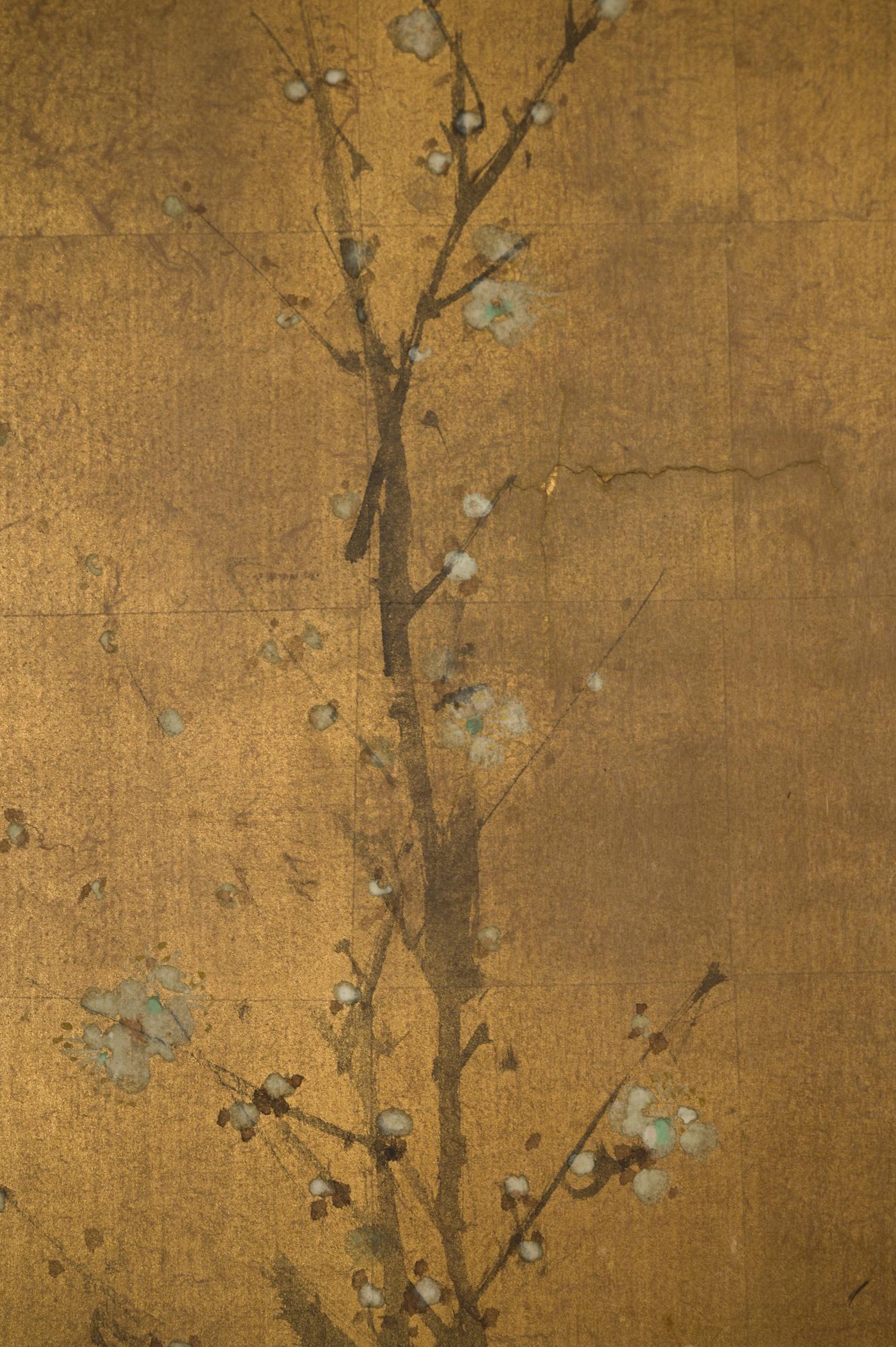 Pigmento mineral sobre seda dorada. La firma dice Nana Keicho Ho, Shinsho, Gachu ; En el sello se lee: Soju ; El sello del reverso dice: Koto Fusai.