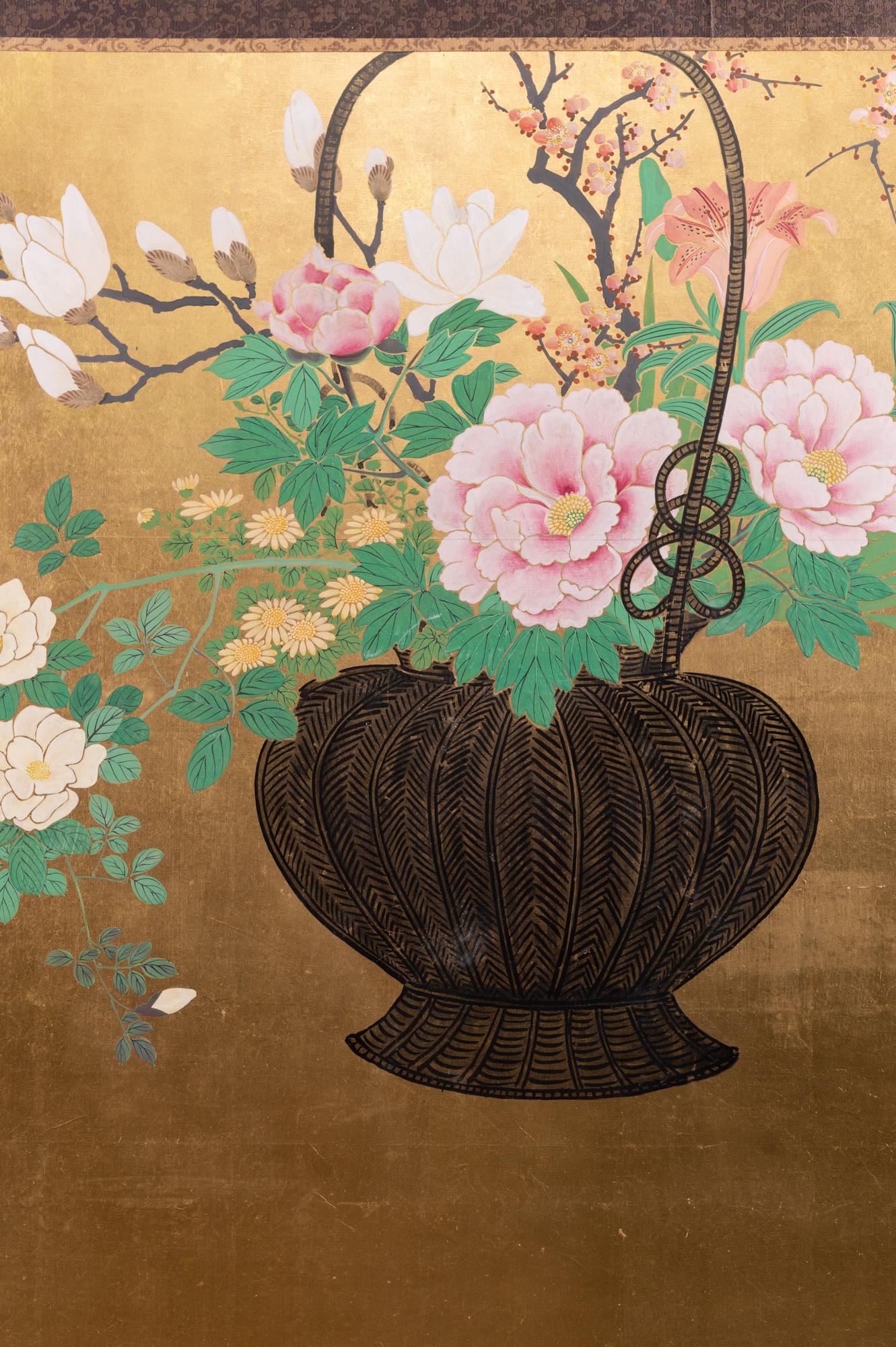 Paravent japonais à deux panneaux : Ikebana sur or. Peinture de la période Meiji (1868-1912) représentant un panier contenant des fleurs de printemps joliment arrangées dans le style de l'ikebana (arrangement floral traditionnel japonais). Belle