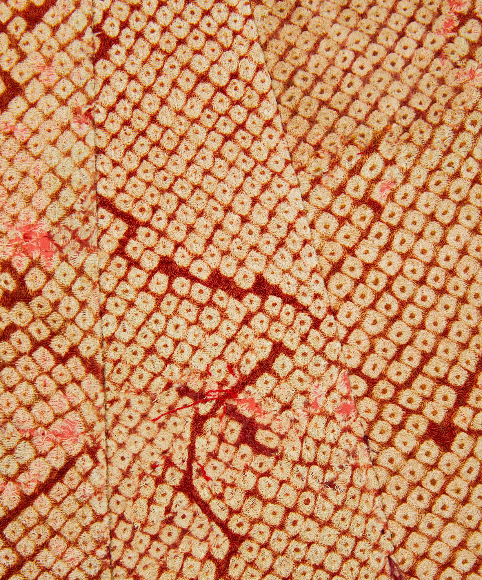 Wunderschönes Shibori-Gewebe aus dem 19. Jahrhundert in Kimonoform auf einem einfachen Grund aus Maulbeerpapier.  Schwarzer Lack mit schön gestalteten Bronzebeschlägen. Der Stoff stammt aus dem Jahr 1825.  Ähnliche Beispiele sind im Tokeyo National