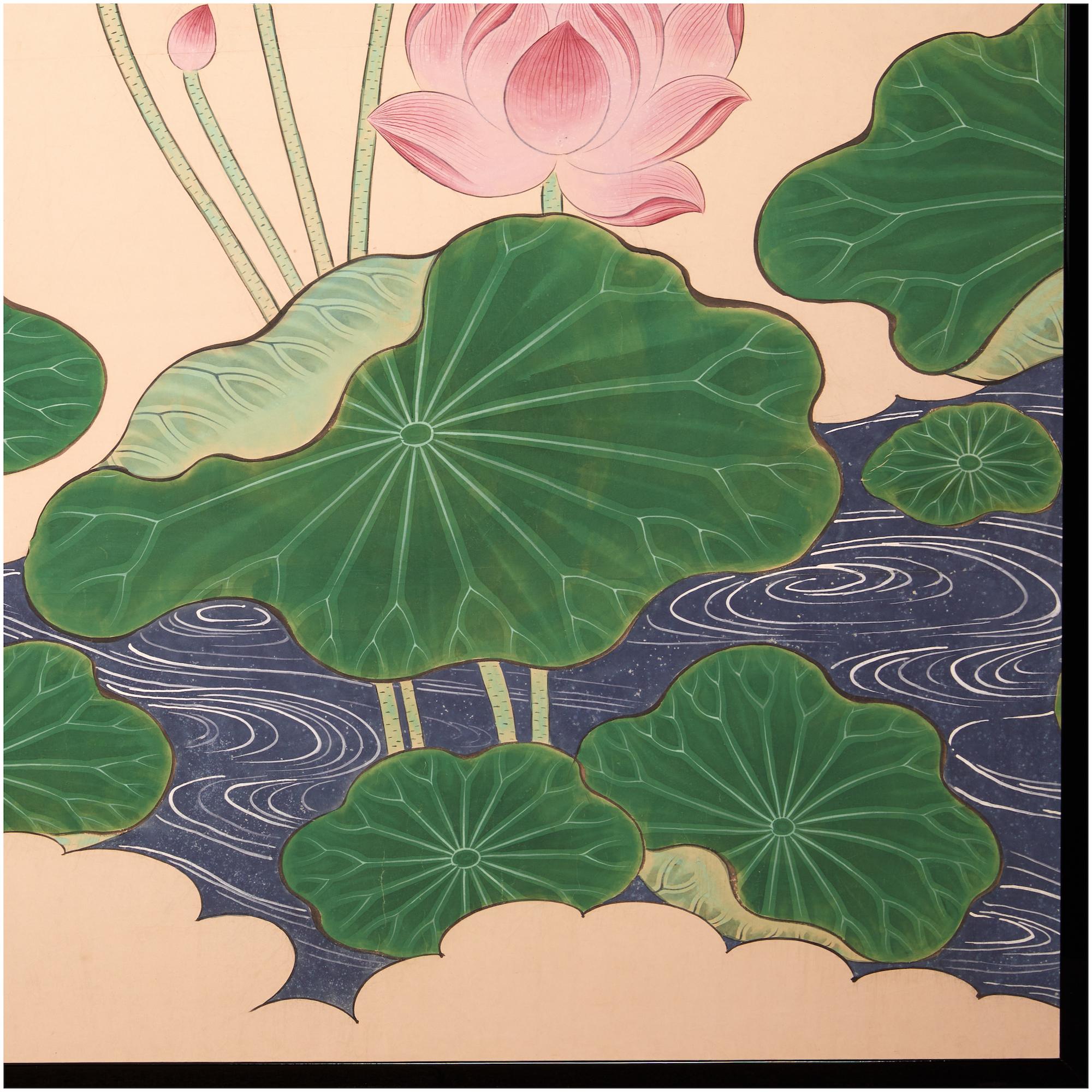 Eine Lotusszene mit blühenden Blumen, die auf der Wasseroberfläche schwimmen. Wie der Lotus von unten aufsteigt für einen erleuchtenden Prozess, der eine Fülle von Reinheit und Schönheit bringt.  Mineralpigmente auf Maulbeerpapier mit schwarzem