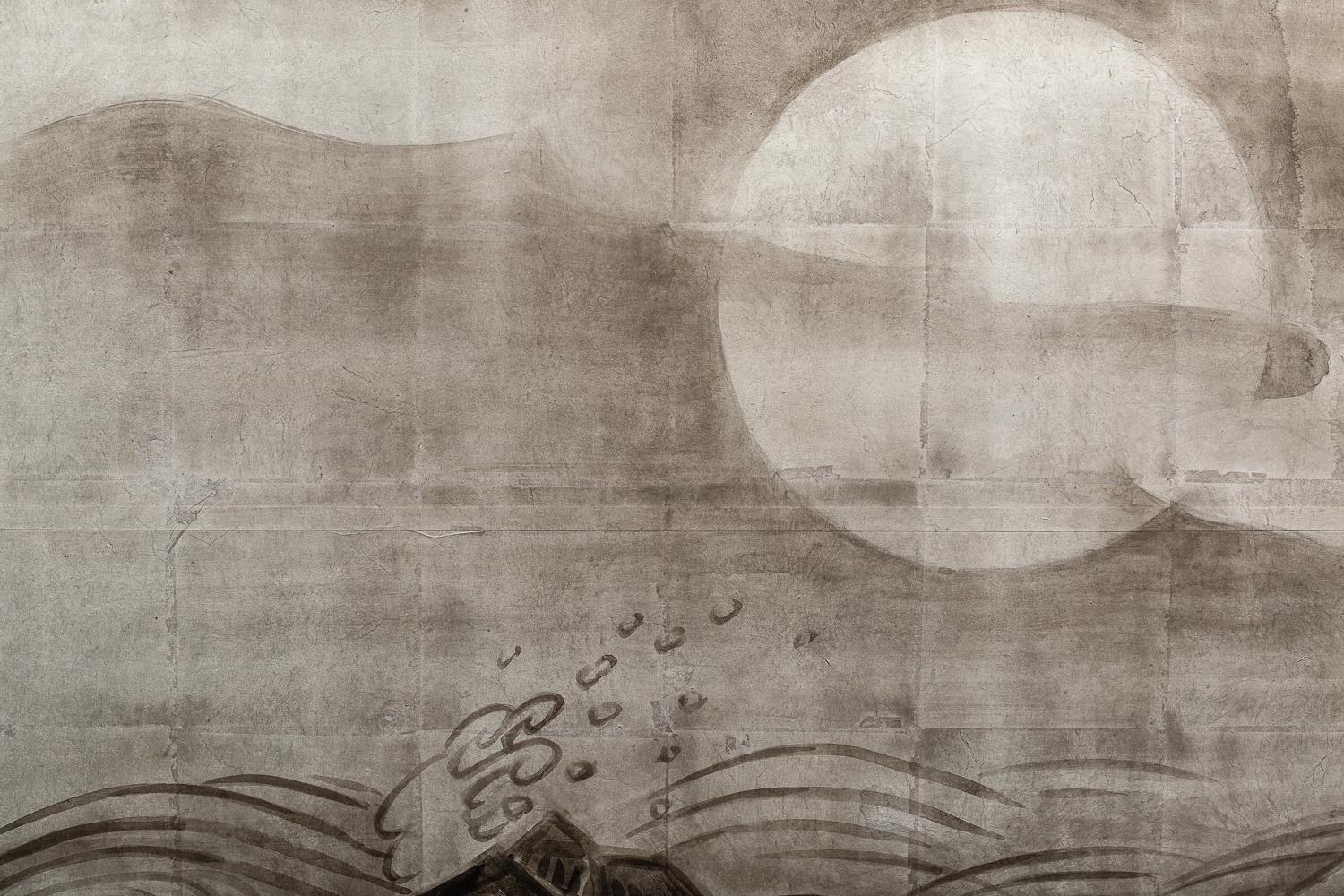 Japanische Raumteiler-Raumteiler-Mond, das über den wirbelnden Ozean erhebt (Showa) im Angebot