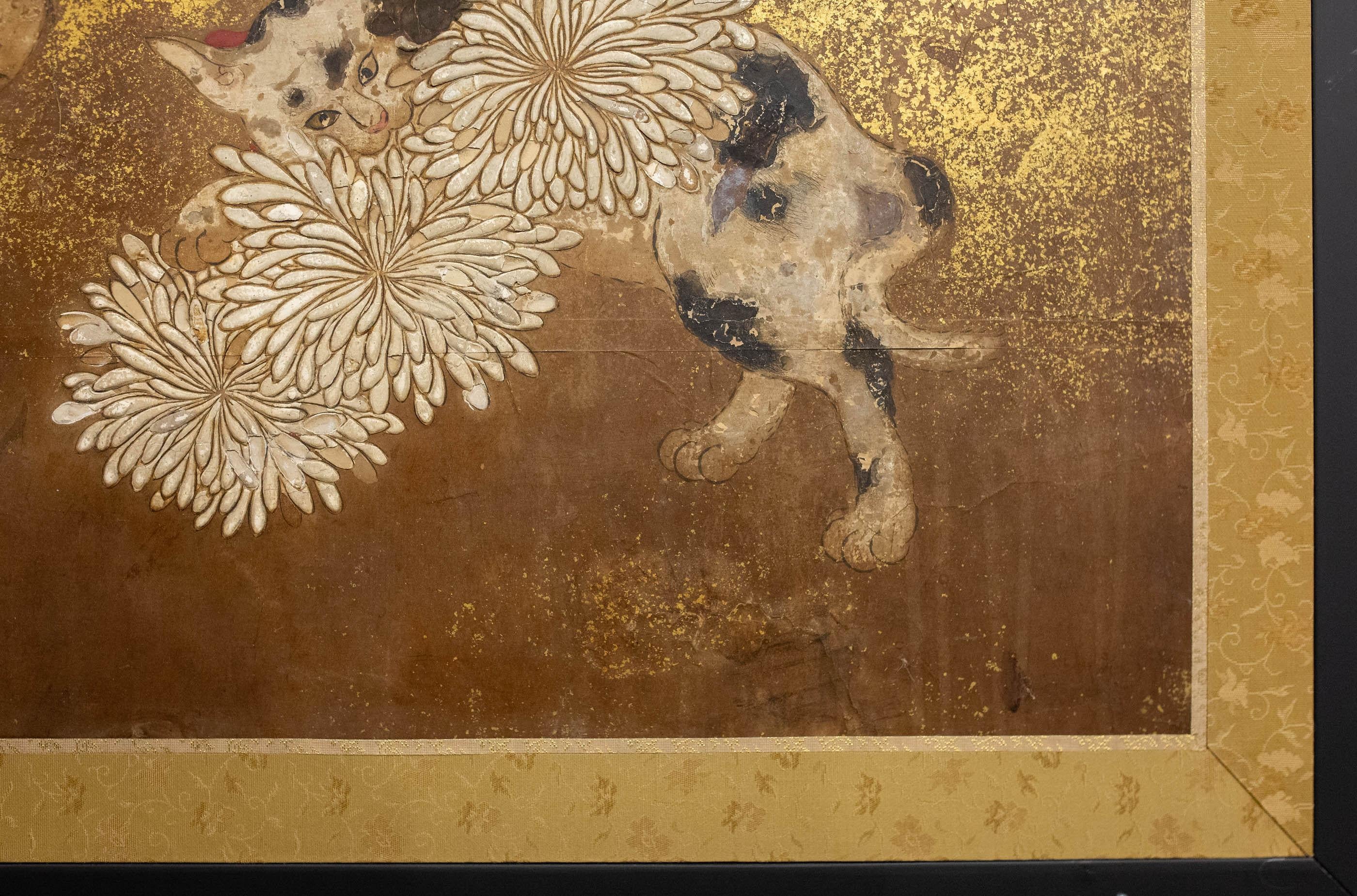 Or Paravent japonais à deux panneaux, mère et chaton avec chrysanthèmes en vente
