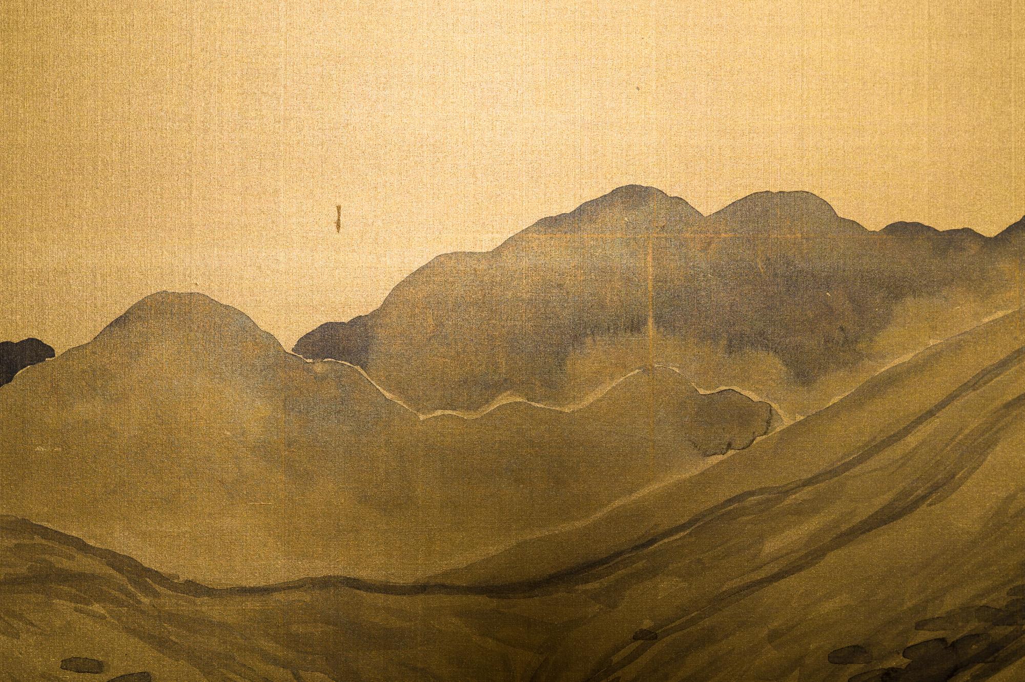 Paravent japonais à deux panneaux de paysage de montagne sur soie dorée en vente 2
