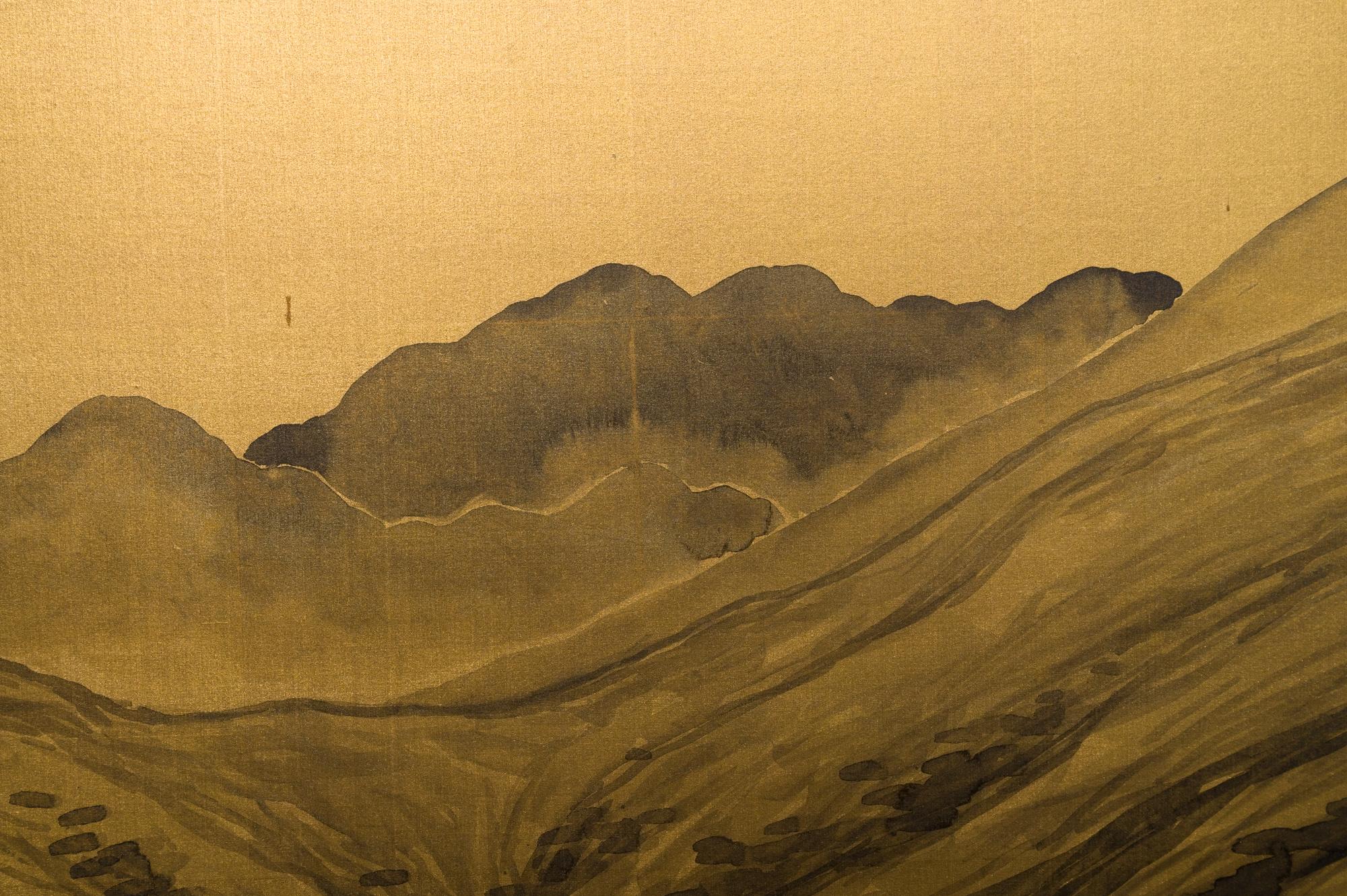 Japonais Paravent japonais à deux panneaux de paysage de montagne sur soie dorée en vente