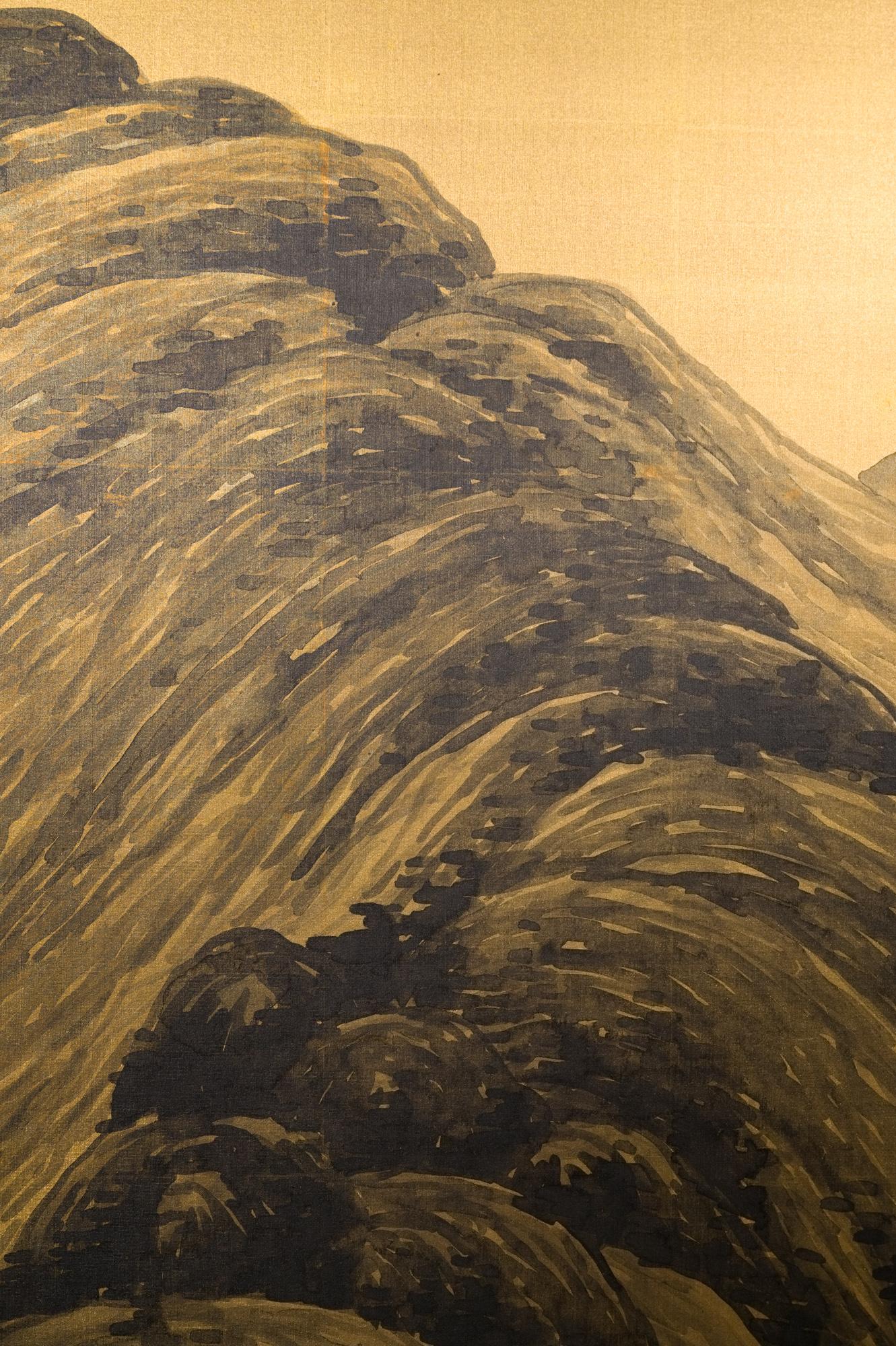 20ième siècle Paravent japonais à deux panneaux de paysage de montagne sur soie dorée en vente