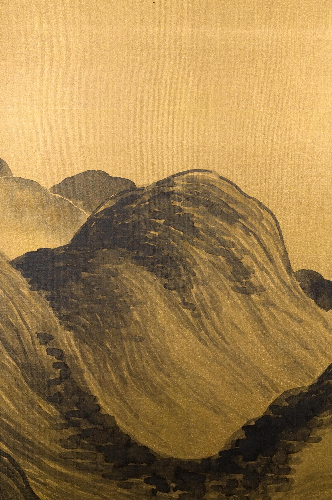 Paravent japonais à deux panneaux de paysage de montagne sur soie dorée en vente 1