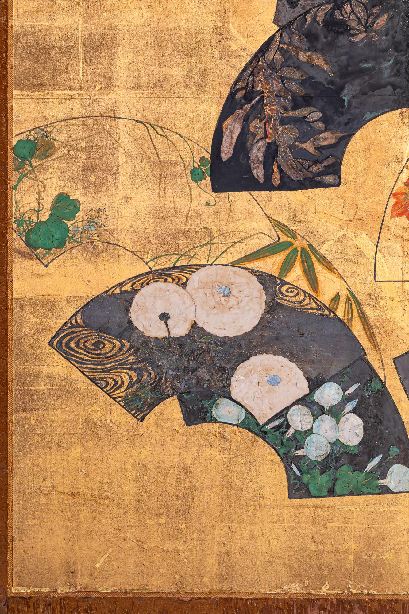 Biombo japonés de dos paneles: Abanicos pintados sobre pan de oro en Bueno estado para la venta en Hudson, NY