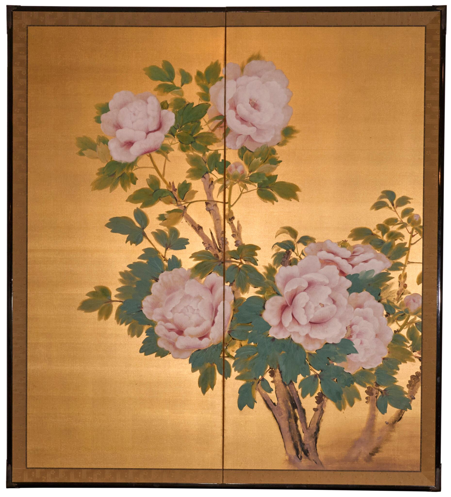 Pigments minéraux sur soie dorée avec garniture en laque noire et quincaillerie en bronze.  Signature et sceau lus : Koha.  Les mesures indiquées correspondent à chaque écran. Prix par paire, peut être vendu séparément.  Contactez-nous pour plus de