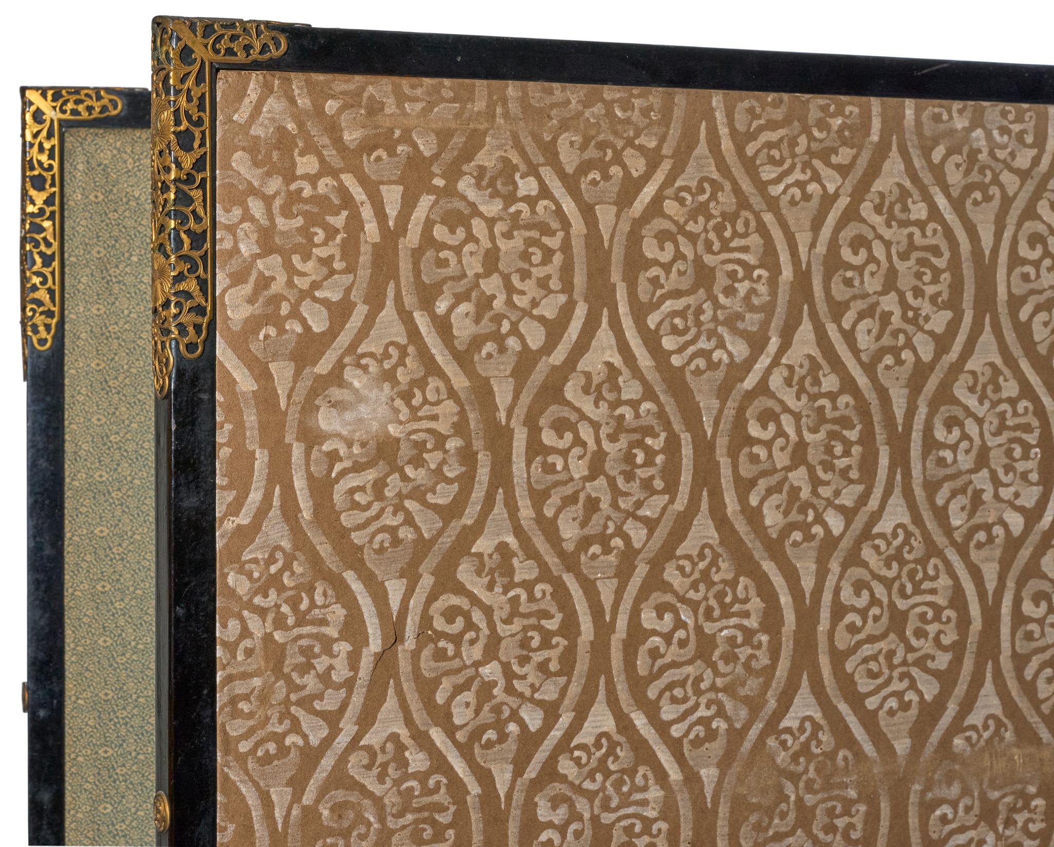 Paravent japonais à deux panneaux : Fleur de prunier dans la brume en vente 3