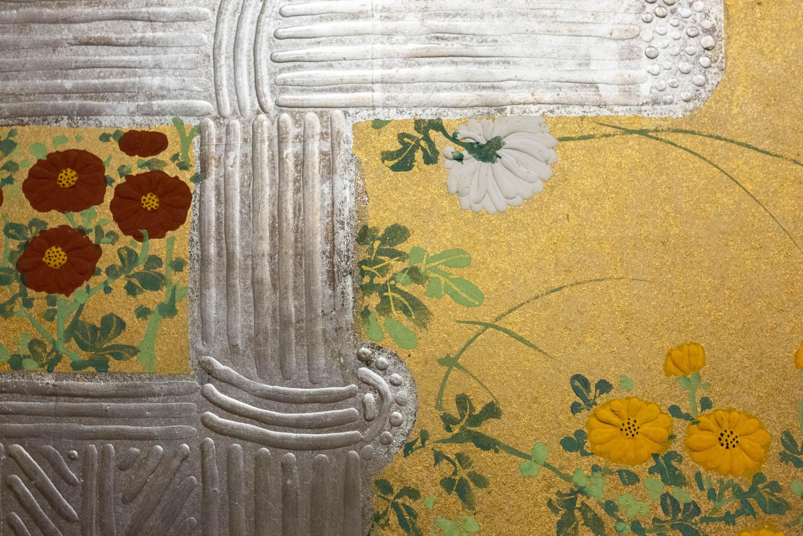 Paravent japonais à deux panneaux, chrysanthèmes de style Rimpa sur une clôture en brindilles en vente 1