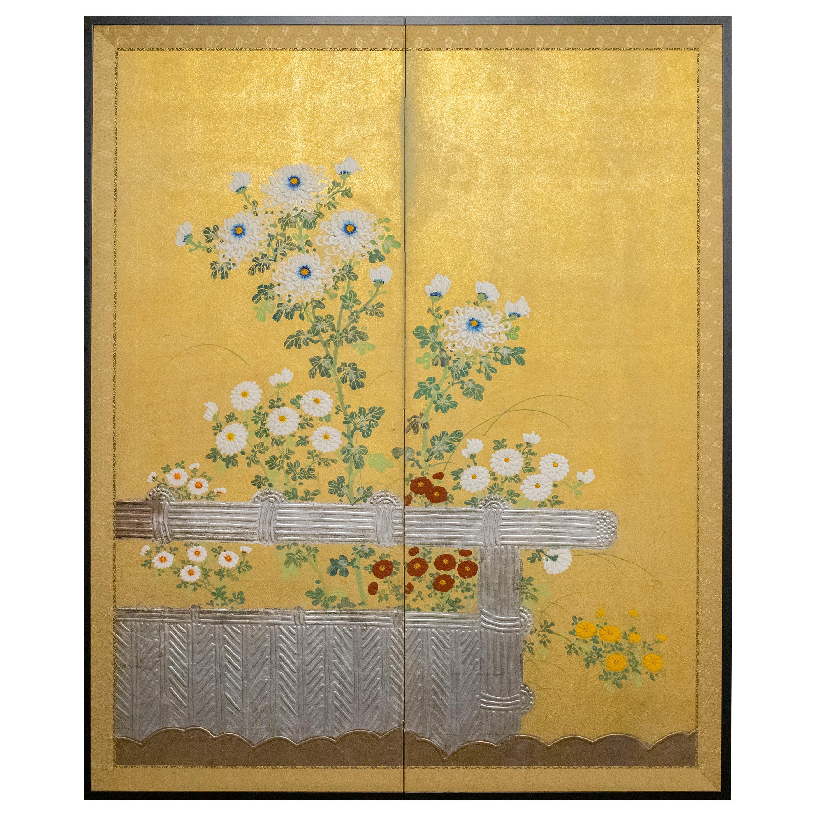 Paravent japonais à deux panneaux, chrysanthèmes de style Rimpa sur une clôture en brindilles en vente