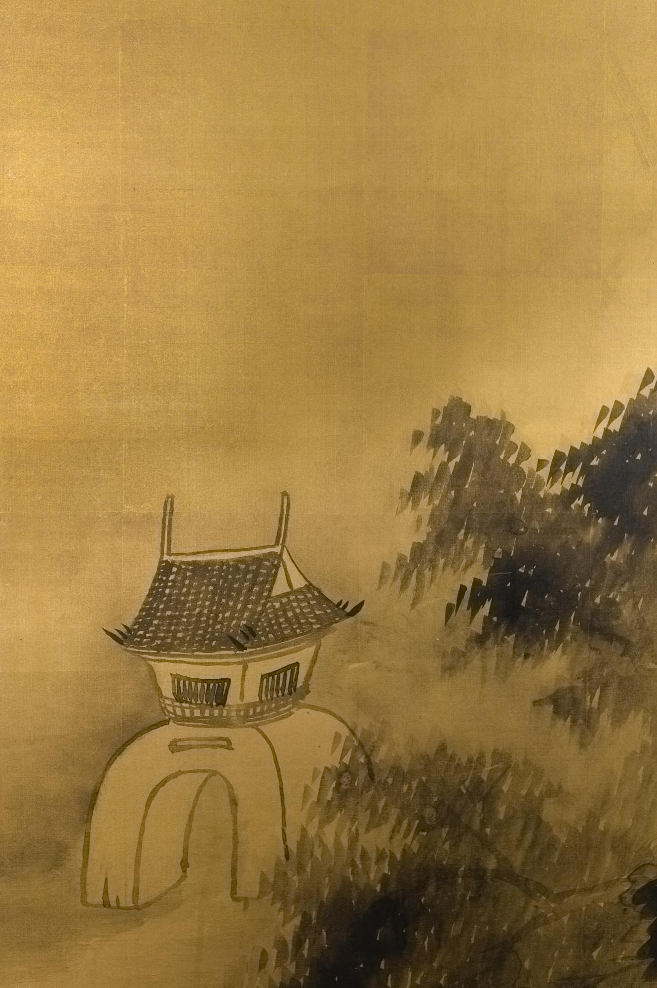 Japanischer Zwei-Panel-Bildschirm: Tempel durch nebligen Wald. Chinesische Schule Landschaft Tuschegemälde auf vergoldeter Seide von Yukimatsu Shunpo, signiert und datiert 1924. Yukimatsu Shunpo wurde 1897 in Oita geboren und studierte bei Himejima