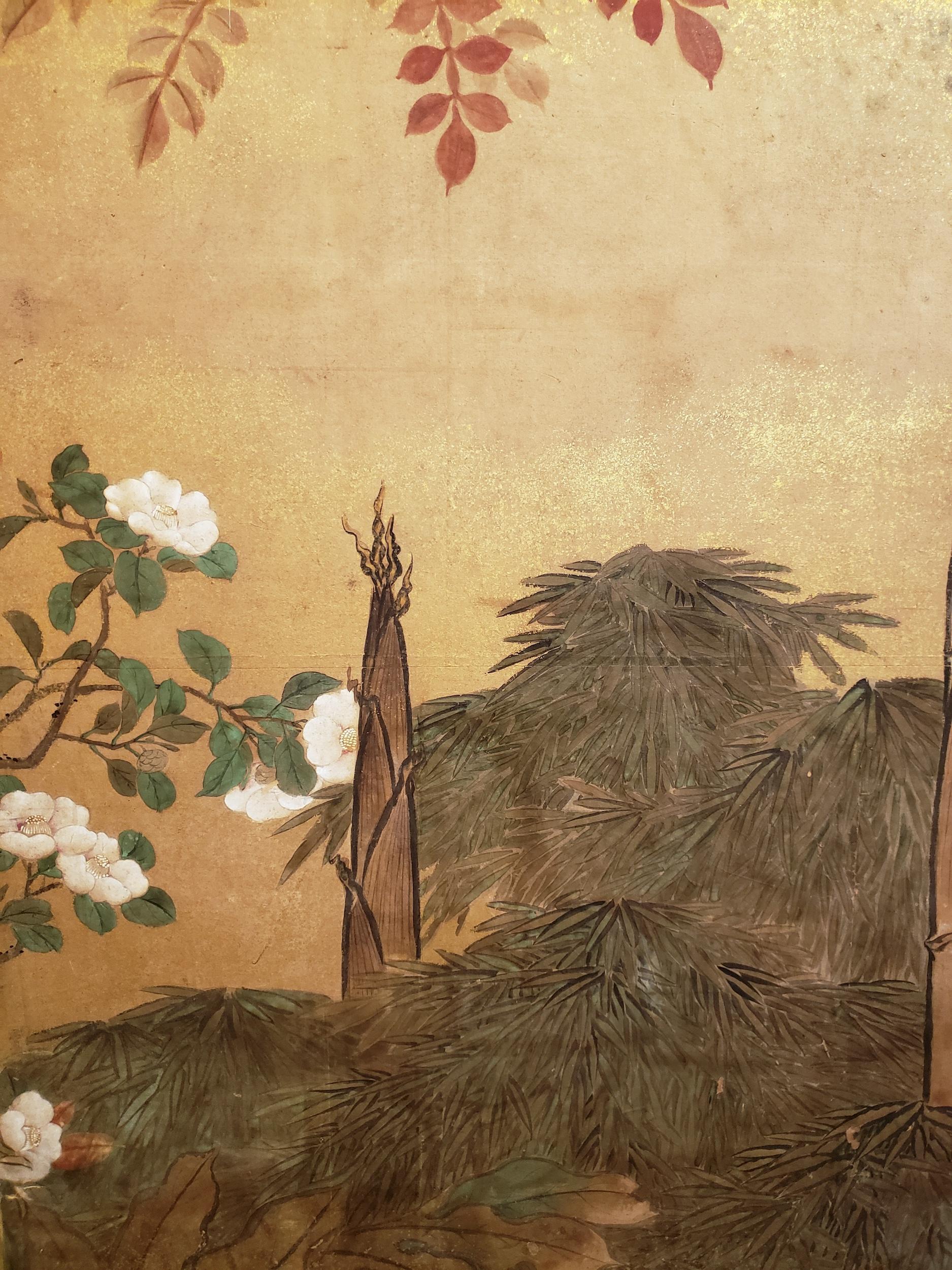 Japanischer japanischer Raumteiler mit zwei Tafeln: Bäume in geblümter Landschaft im Angebot 1