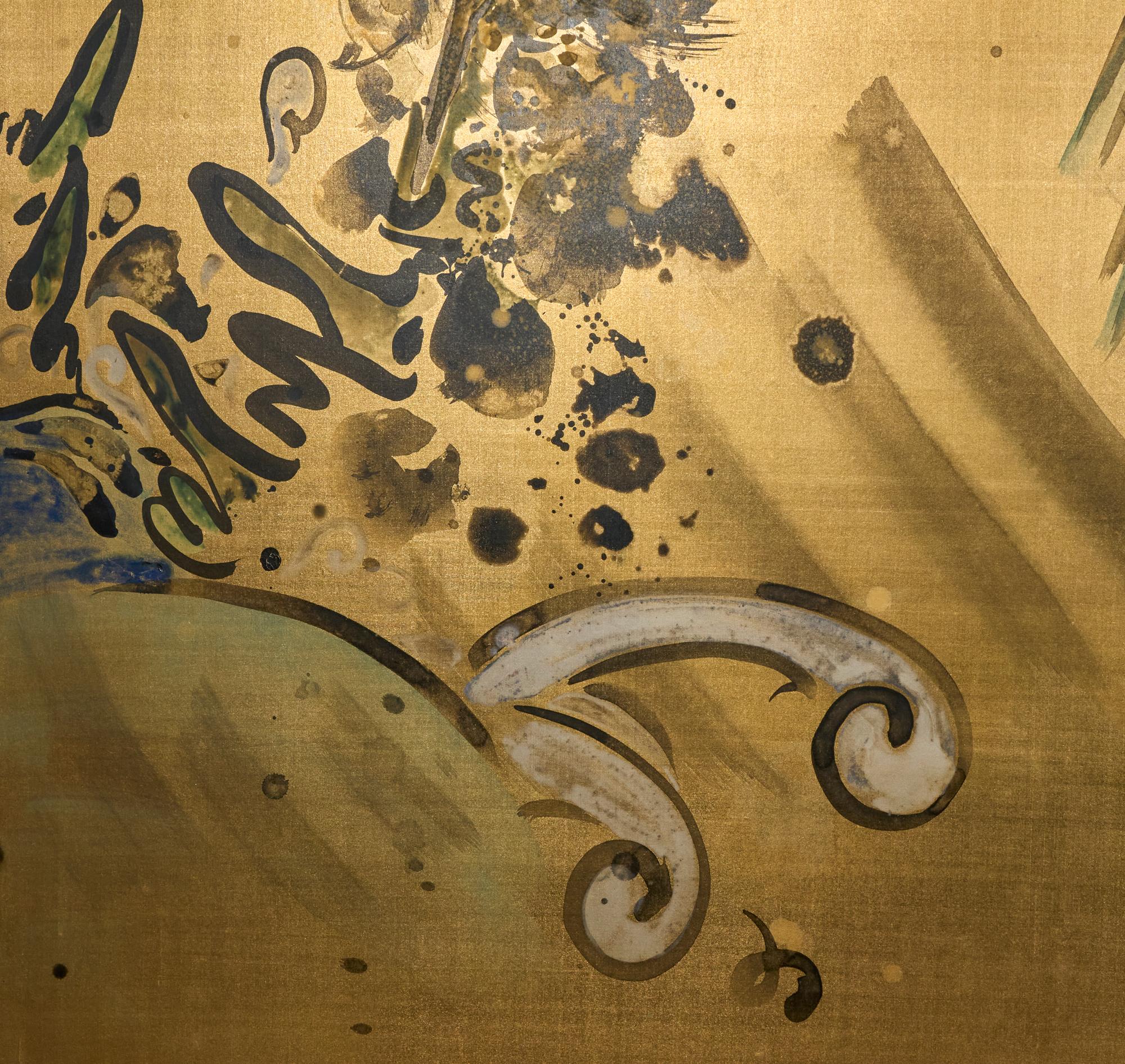 Äußerst dramatische Malerei eines Drachens in Sumi-e-Tinte und Mineralpigmenten auf goldener Seide in dunkelbrauner Lackeinfassung. Unterschrift und Siegel lauten: Shonan.