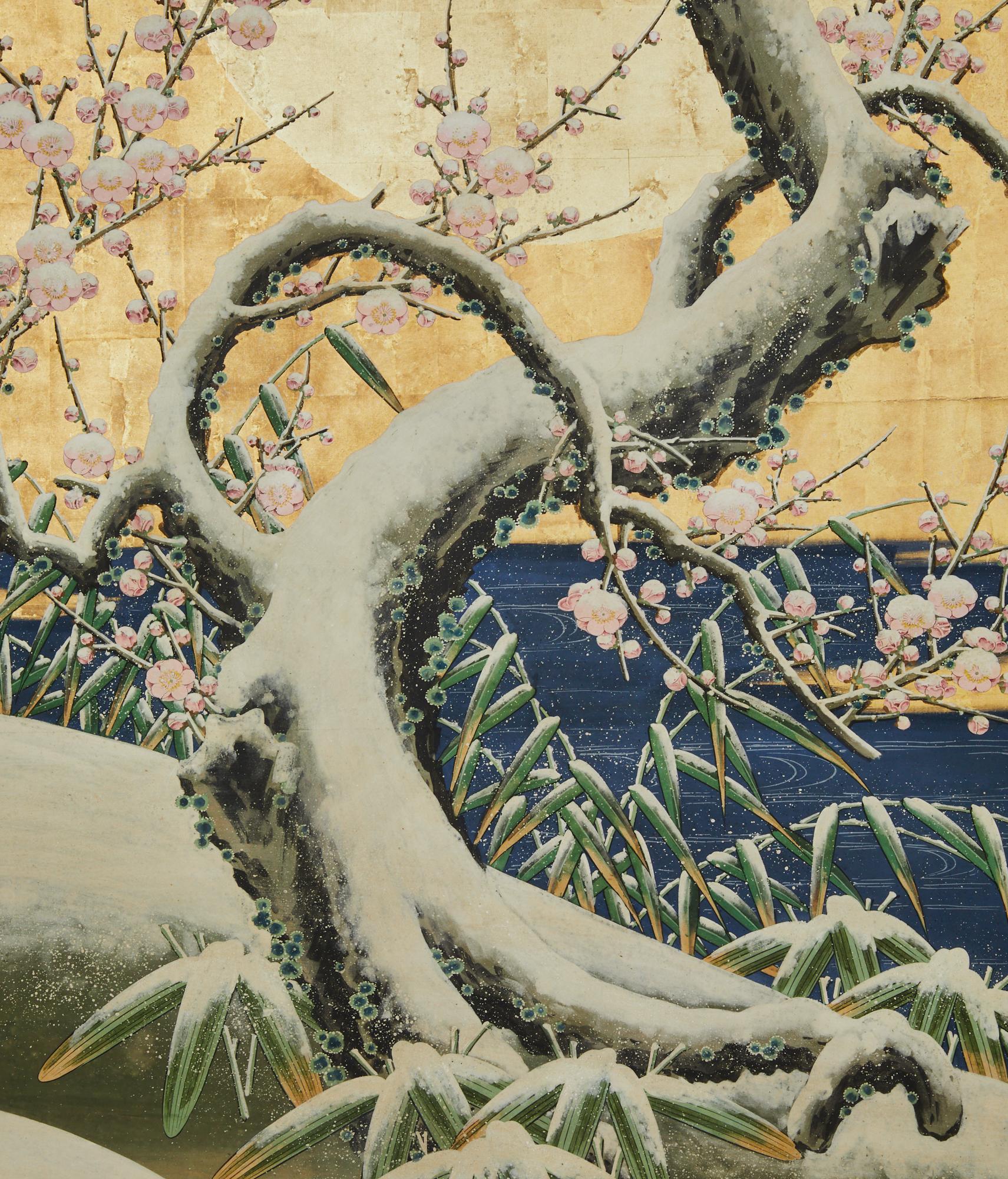 La pleine lune éclaire un vieux prunier noueux chargé de fleurs couvertes de neige. Pigments minéraux sur feuille d'or avec une bordure en brocart de soie et une garniture en laque noire avec des montures en bronze magnifiquement décorées.  