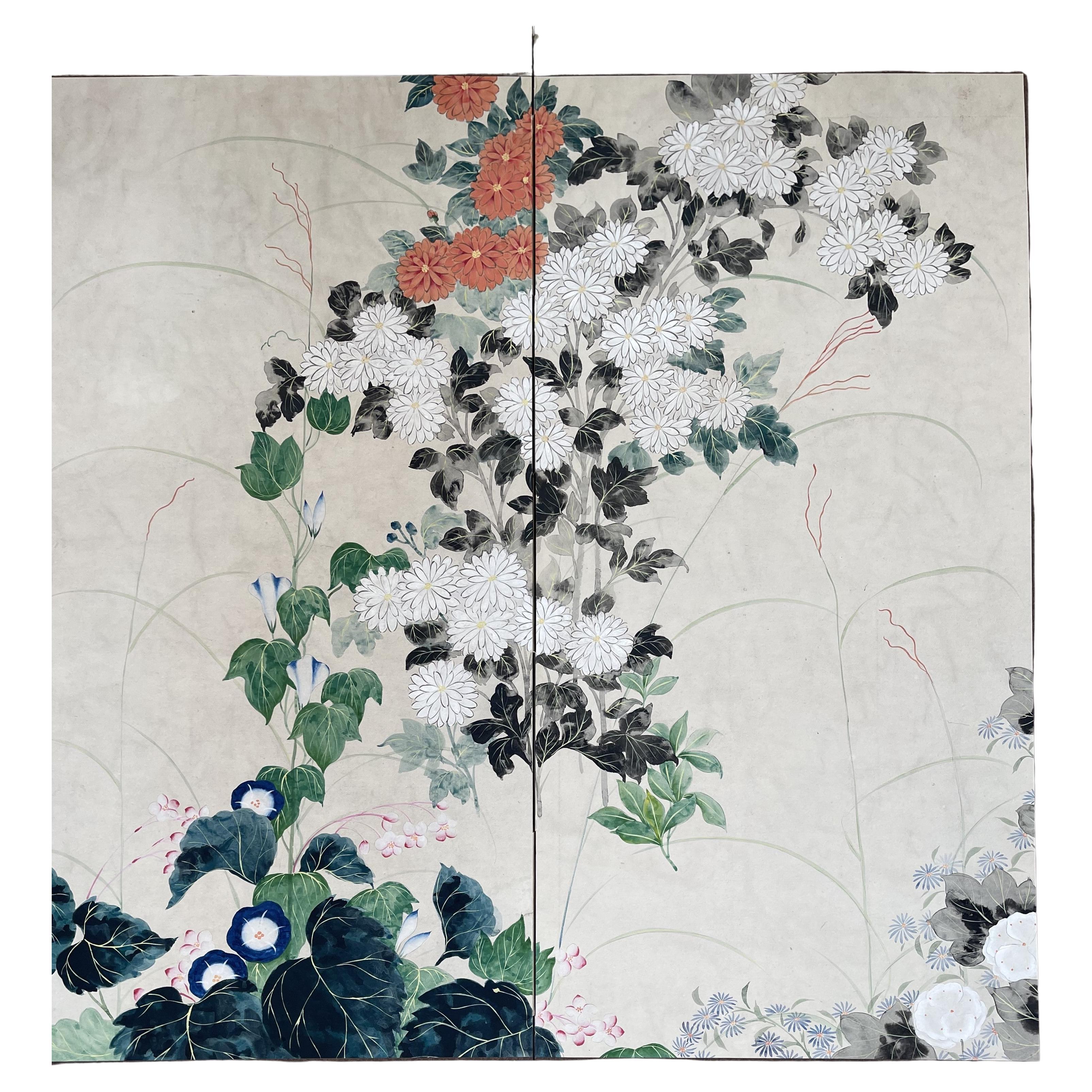 Biombo japonés de dos paneles con crisantemos y flores de gloria de la mañana, ca. 1900