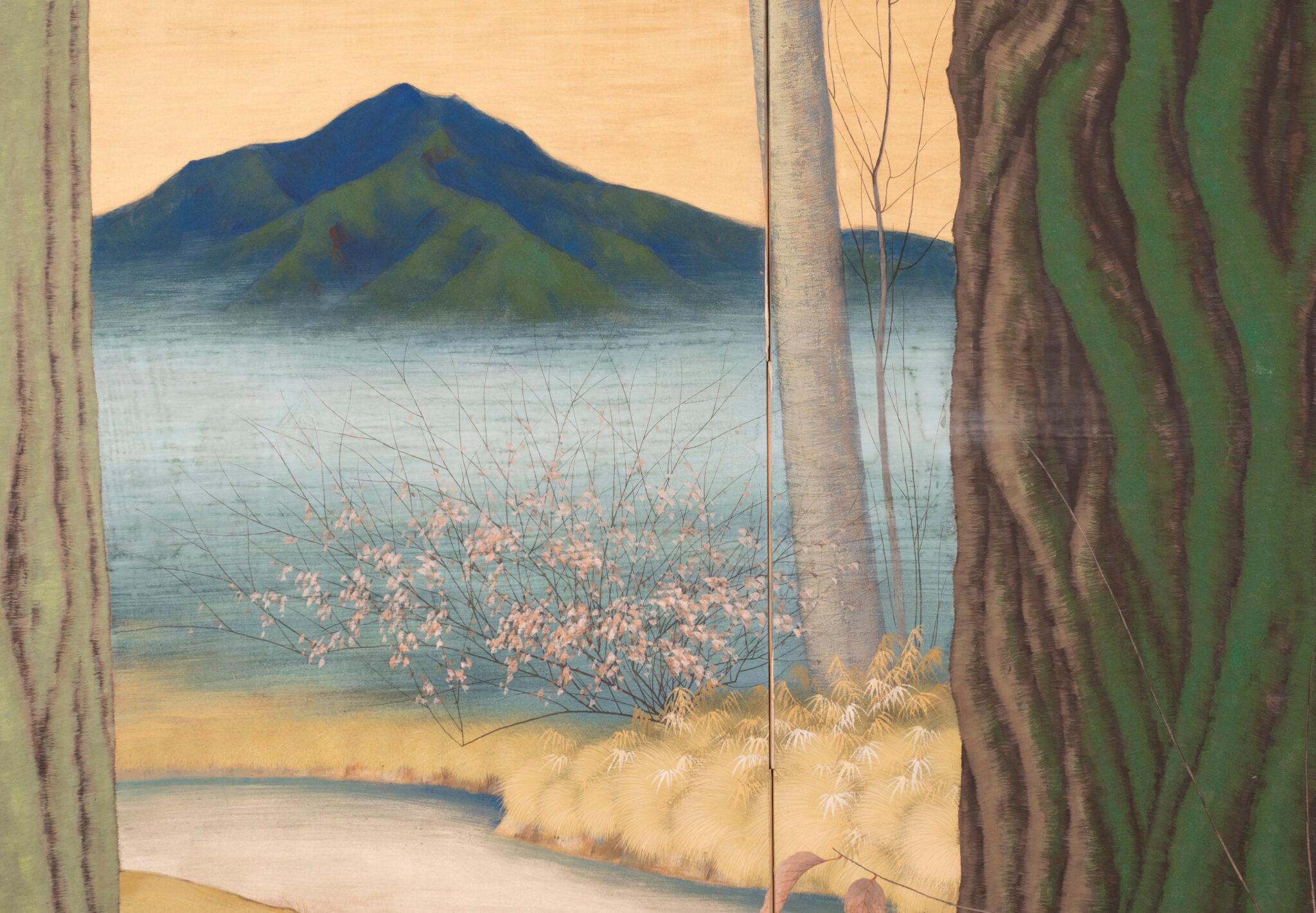 Un soggetto insolito di un paesaggio boschivo da sogno con una montagna lontana. Pigmenti minerali pesanti su carta con finiture in lacca marrone e hardware in bronzo.