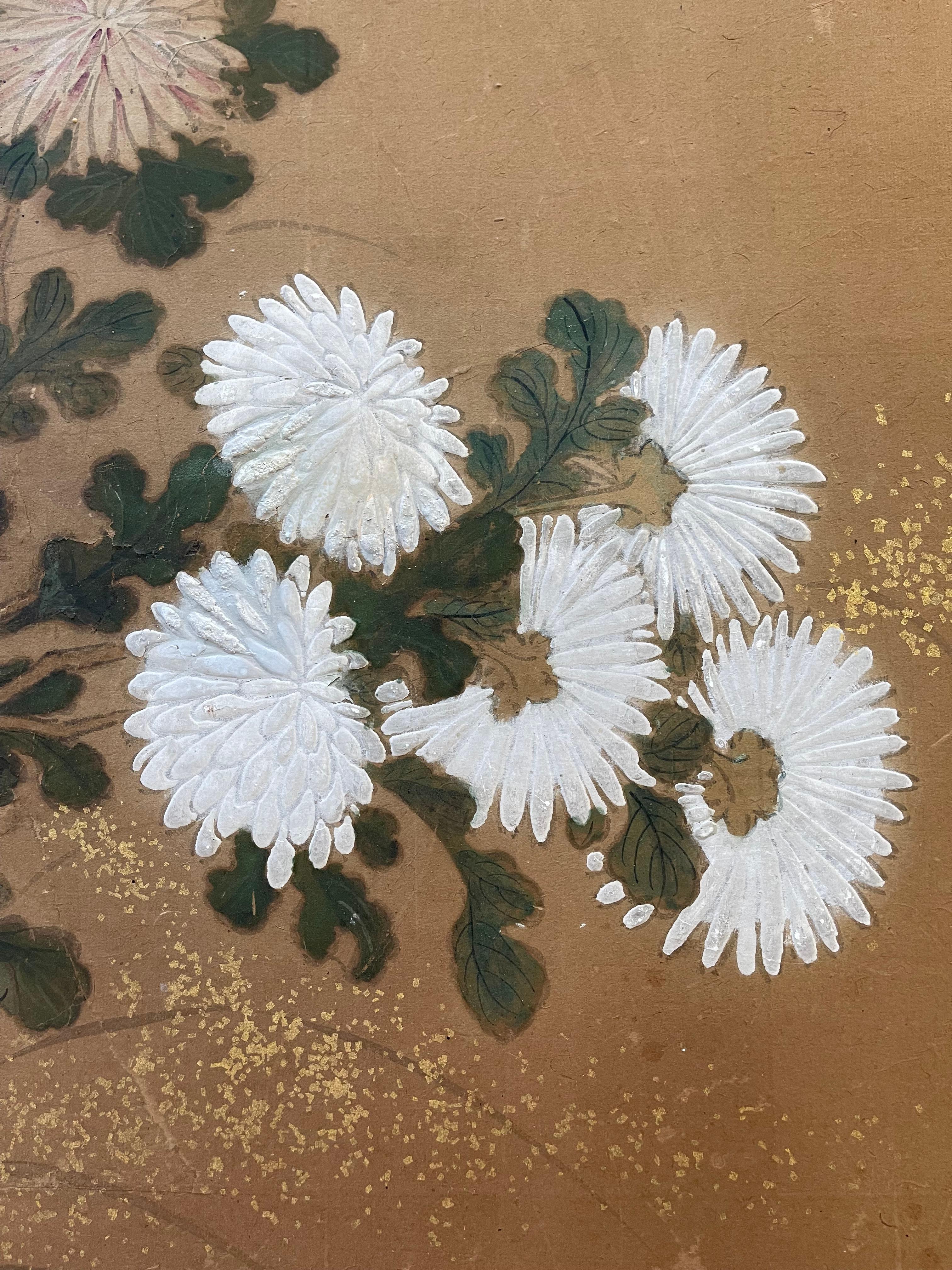  Japanischer Raumteiler mit zwei Tafeln und Chrysanthemen und Blumen    im Angebot 1