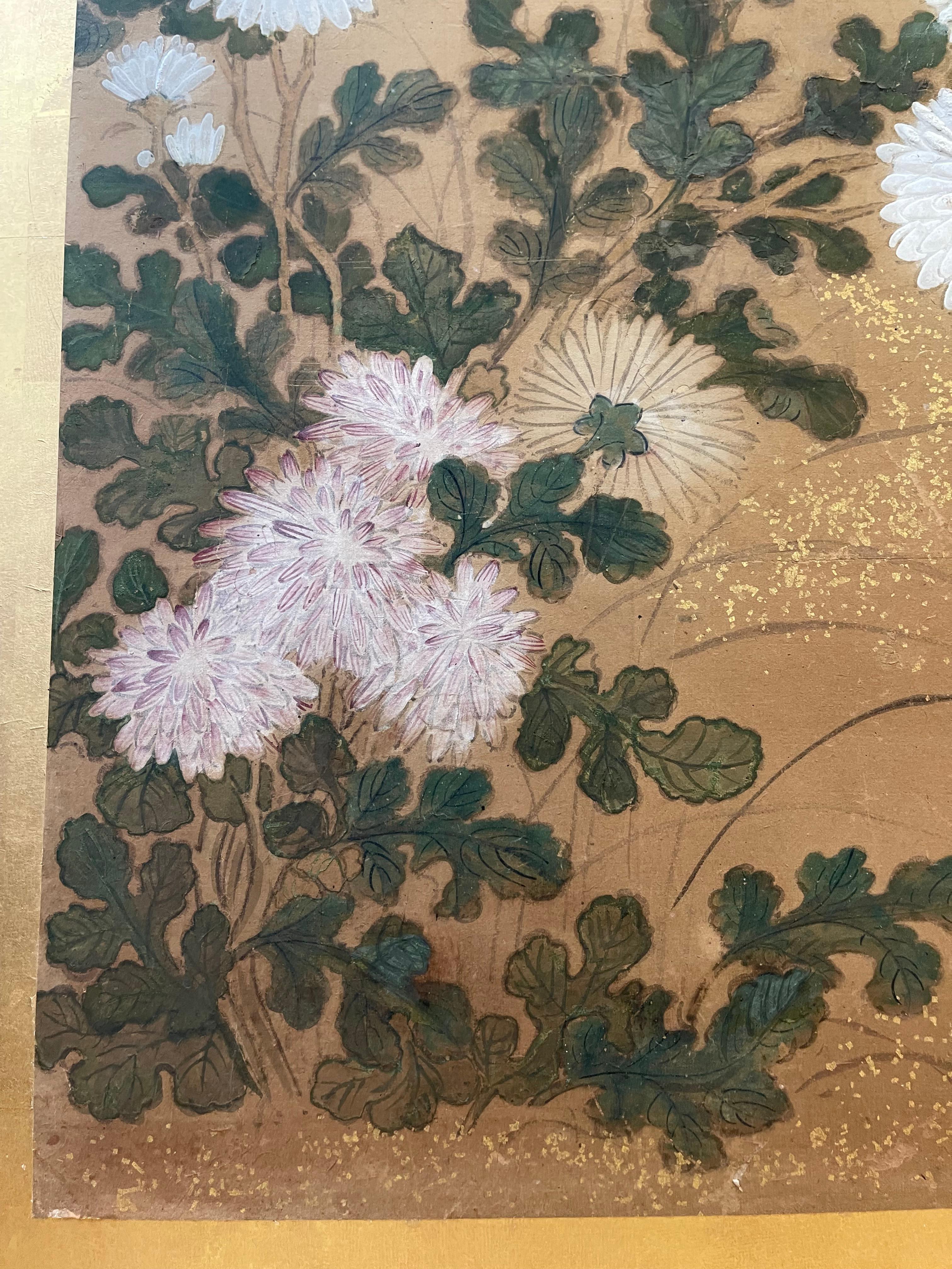  Japanischer Raumteiler mit zwei Tafeln und Chrysanthemen und Blumen    im Zustand „Gut“ im Angebot in New York, NY