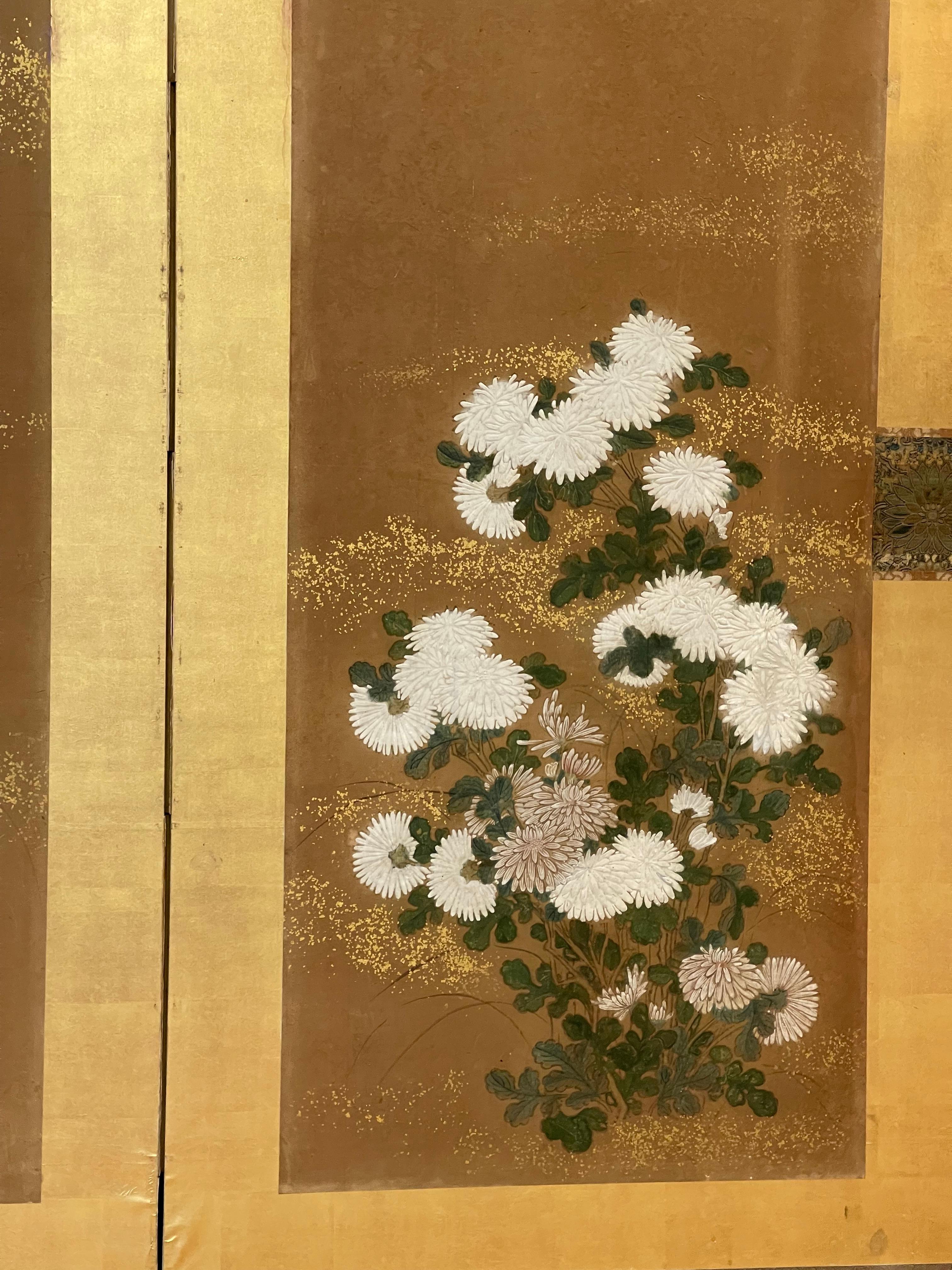  Japanischer Raumteiler mit zwei Tafeln und Chrysanthemen und Blumen    (18. Jahrhundert und früher) im Angebot