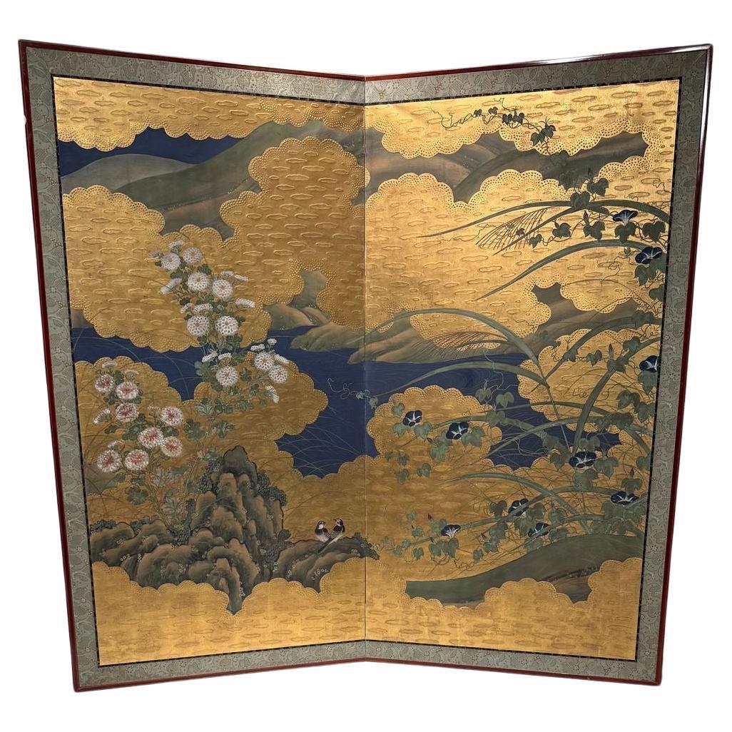 Écran japonais à deux panneaux à couper le souffle. Fleurs et oiseaux peints sur papier et feuilles d'or. Très décoratif comme paravent ou accroché au mur. Pièce unique.
