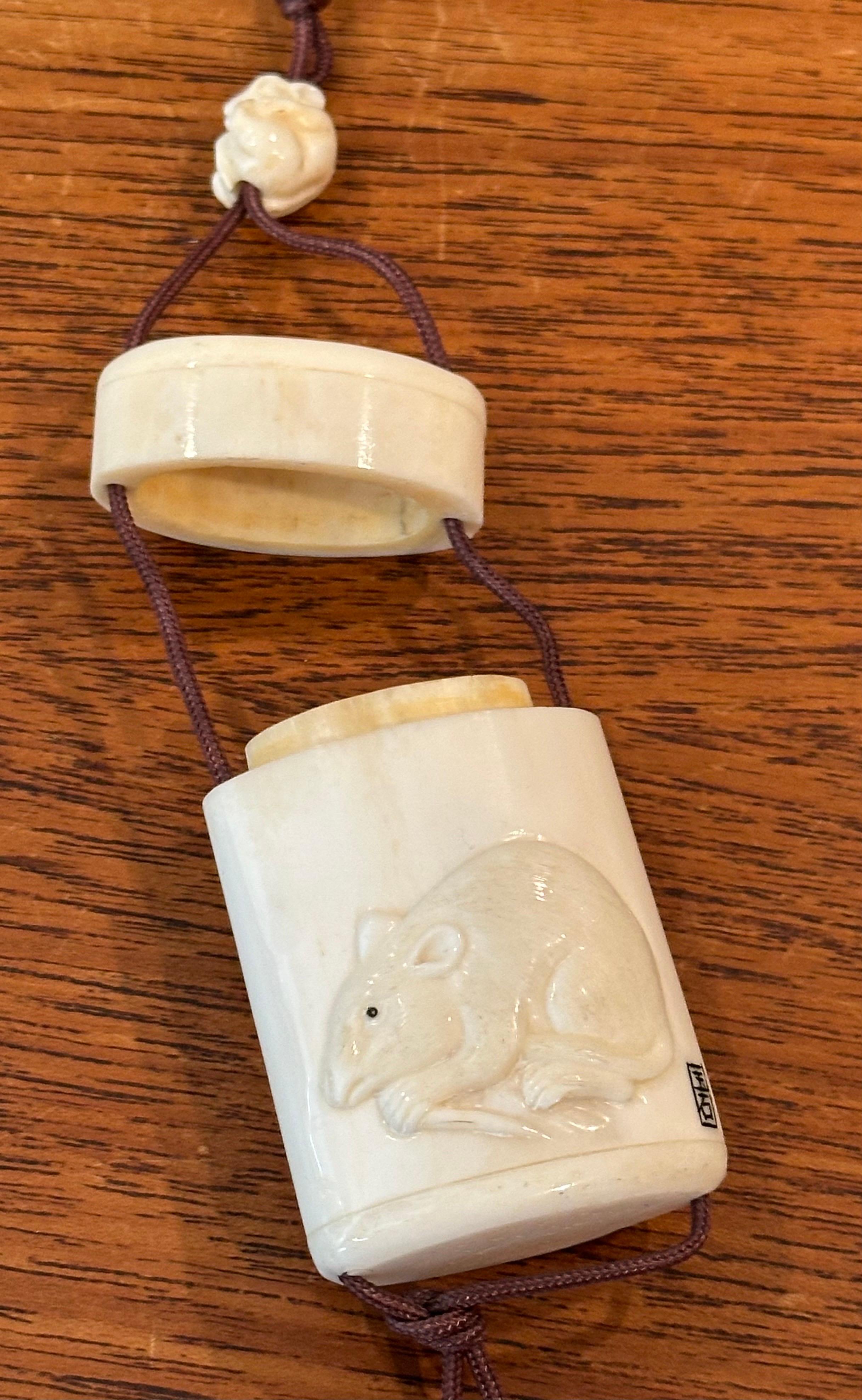 Inro giapponese a due sezioni in osso intagliato a mano con netsuke - firmato in vendita 3