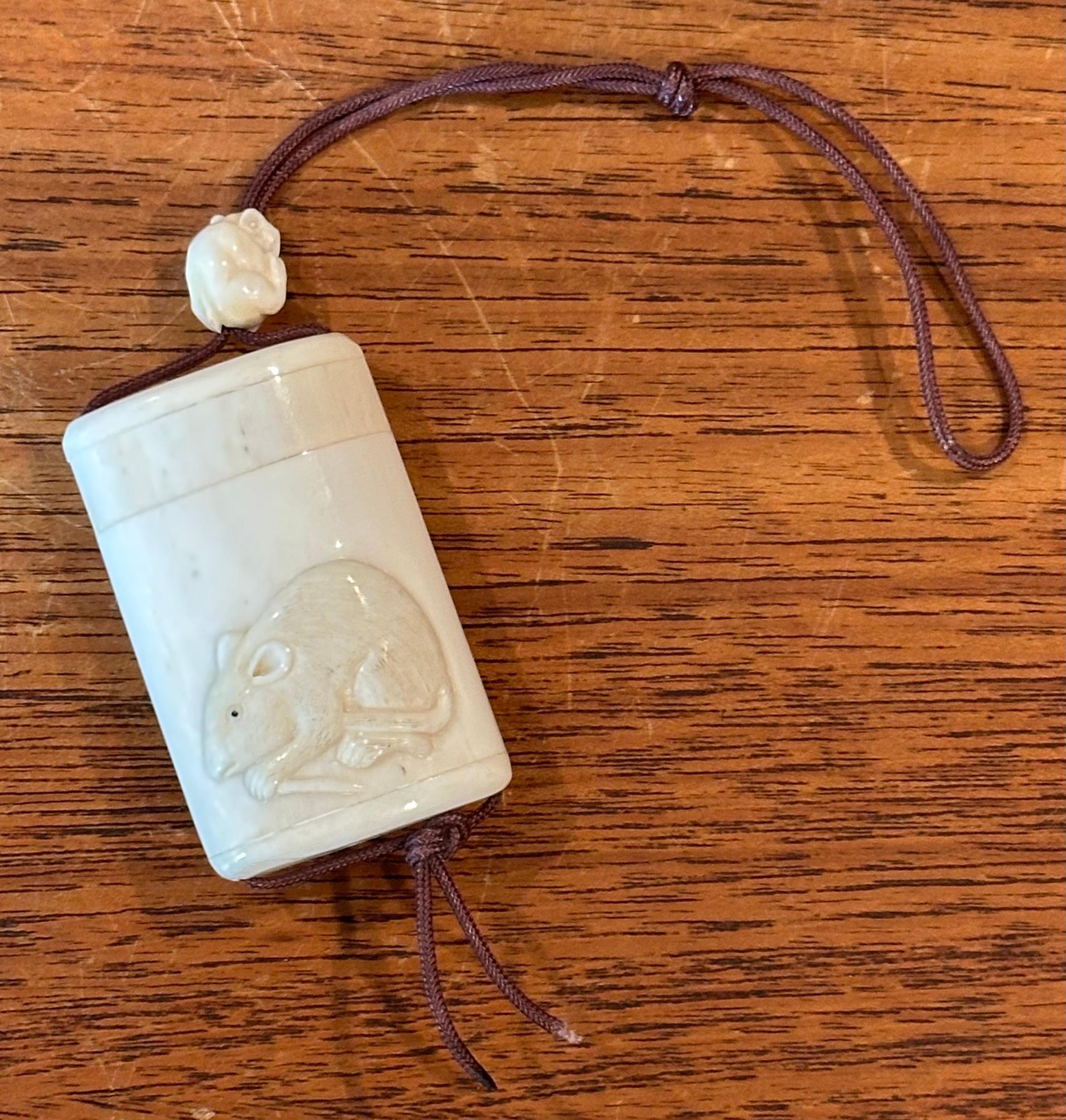 Inro giapponese a due sezioni in osso intagliato a mano con netsuke - firmato in vendita 4