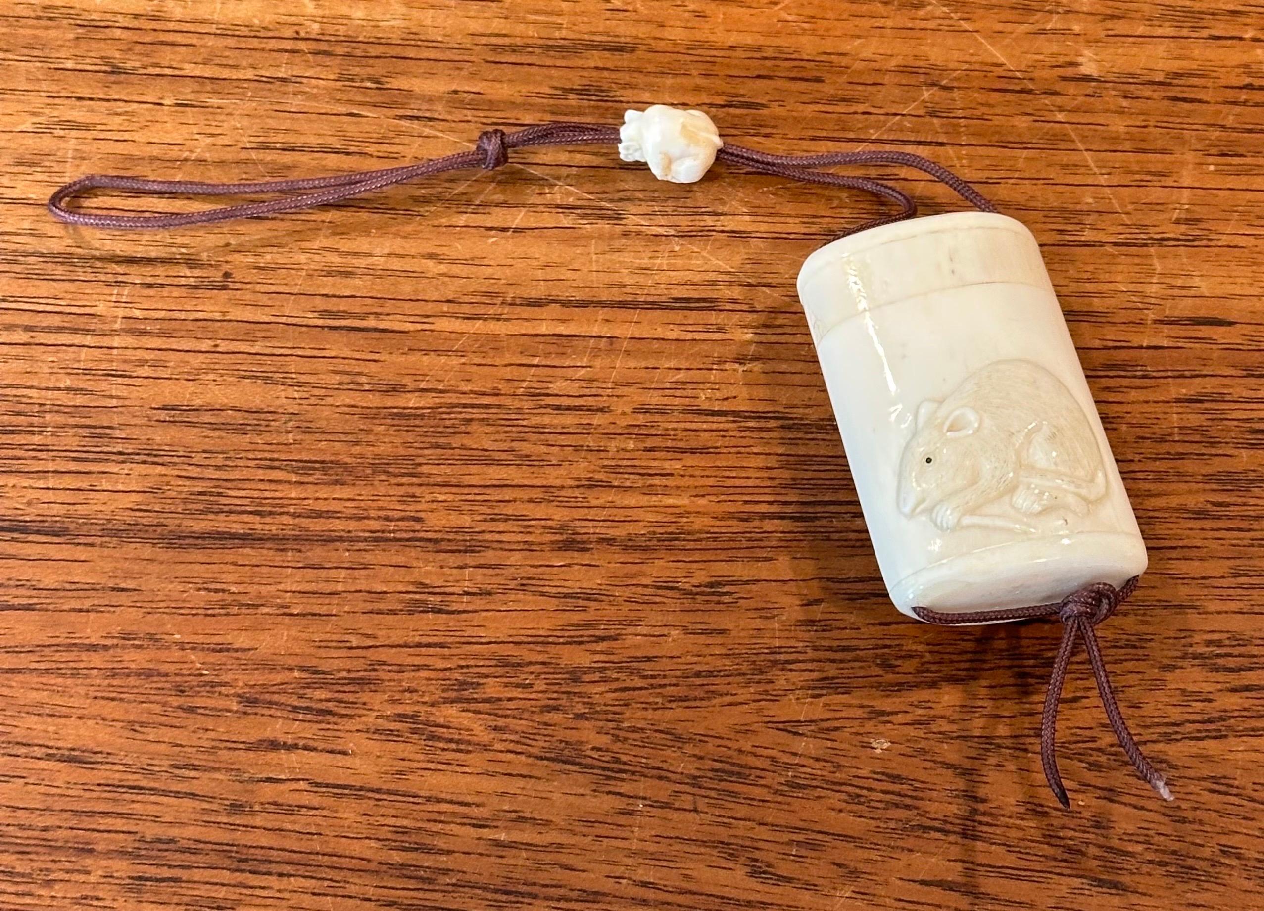 Inro giapponese a due sezioni in osso intagliato a mano con netsuke - firmato in vendita 5