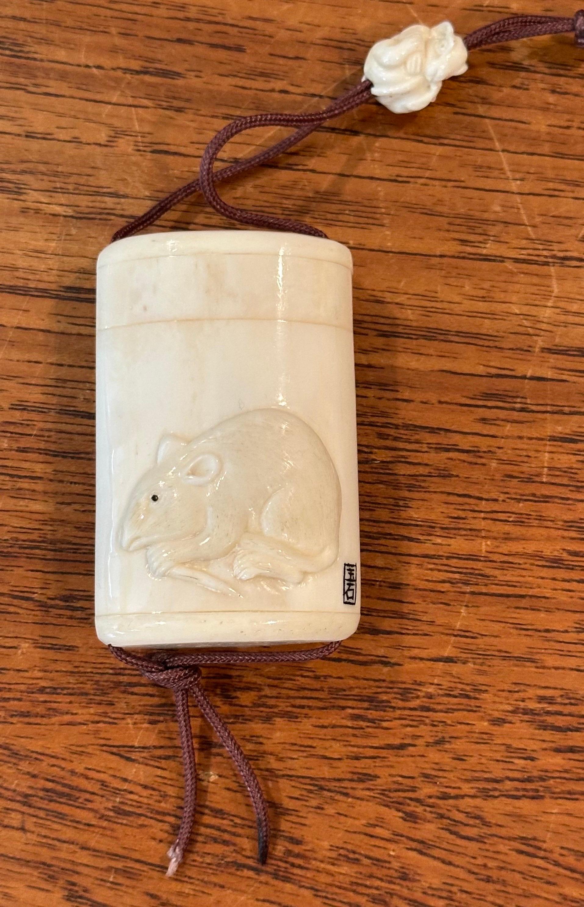 Inro giapponese a due sezioni in osso intagliato a mano con netsuke - firmato in vendita 6