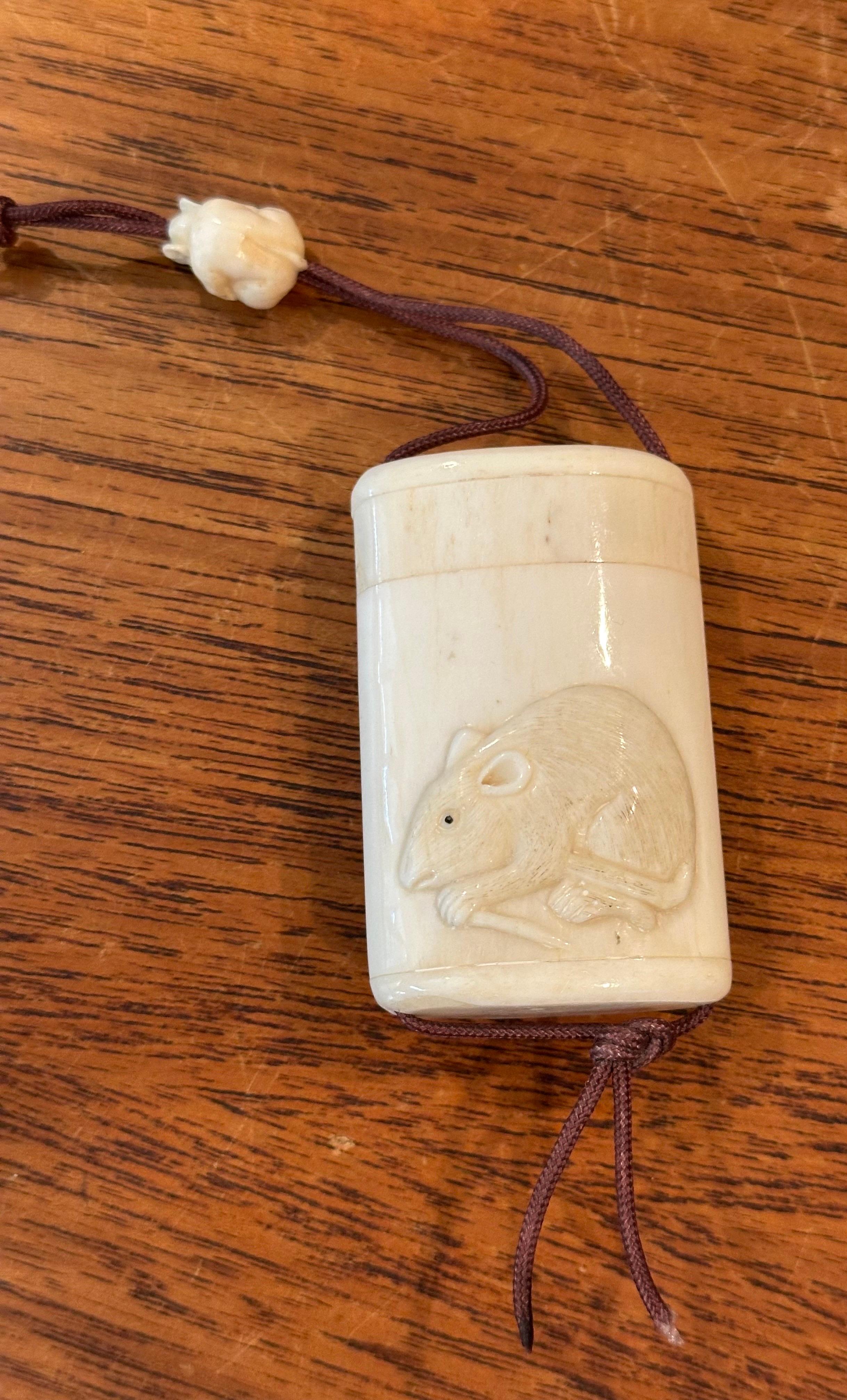 Inro giapponese a due sezioni in osso intagliato a mano con netsuke - firmato in vendita 7