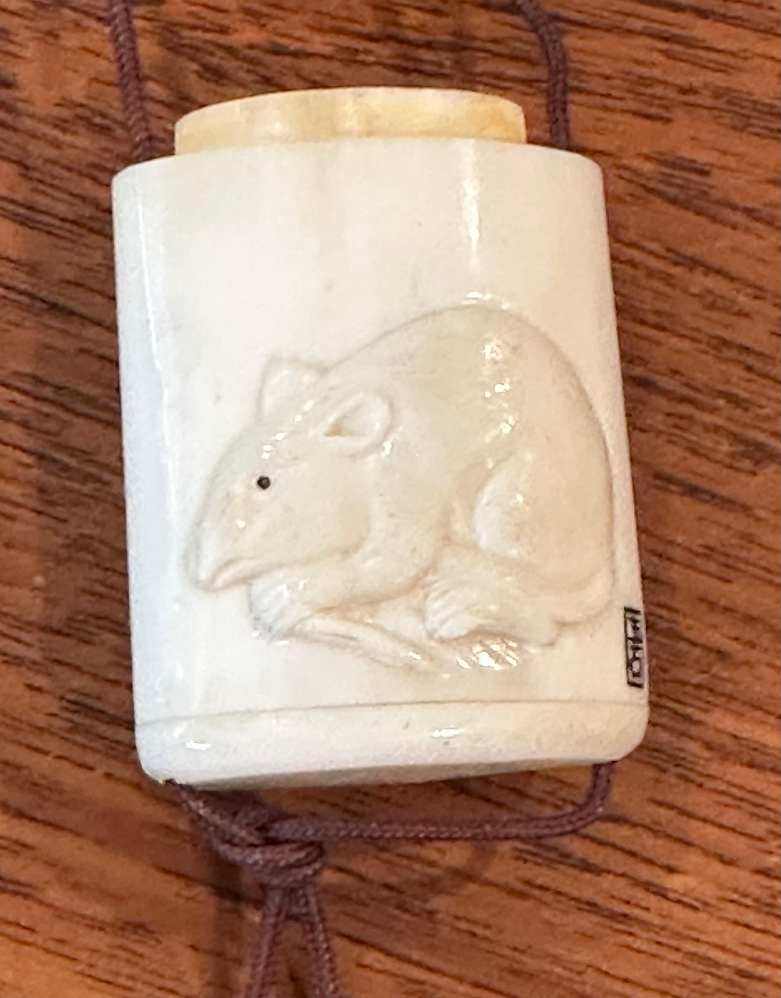 Inro giapponese a due sezioni in osso intagliato a mano con netsuke - firmato in vendita 8