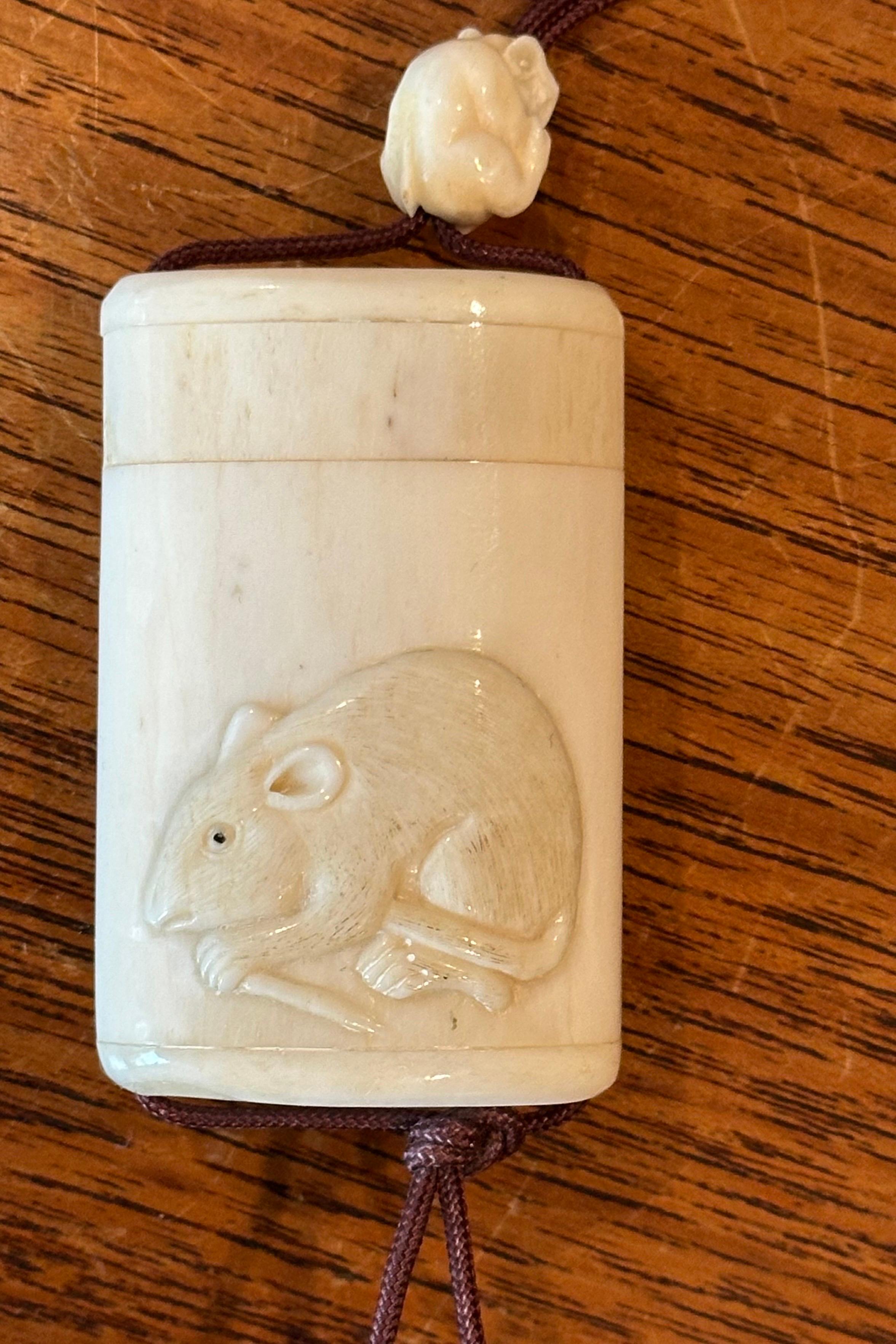 Inro giapponese a due sezioni in osso intagliato a mano con netsuke - firmato in vendita 9